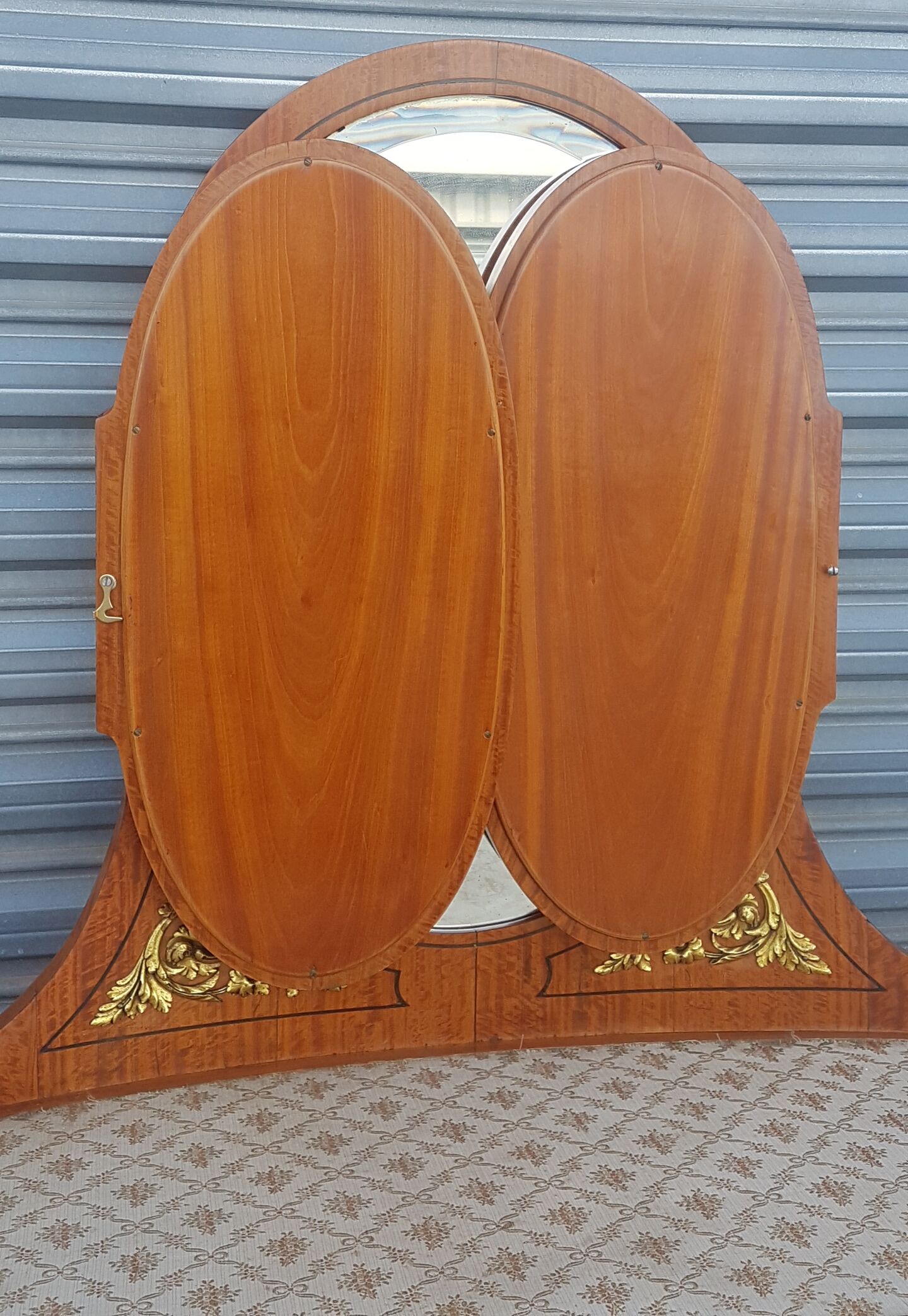 Old kidney dressing table