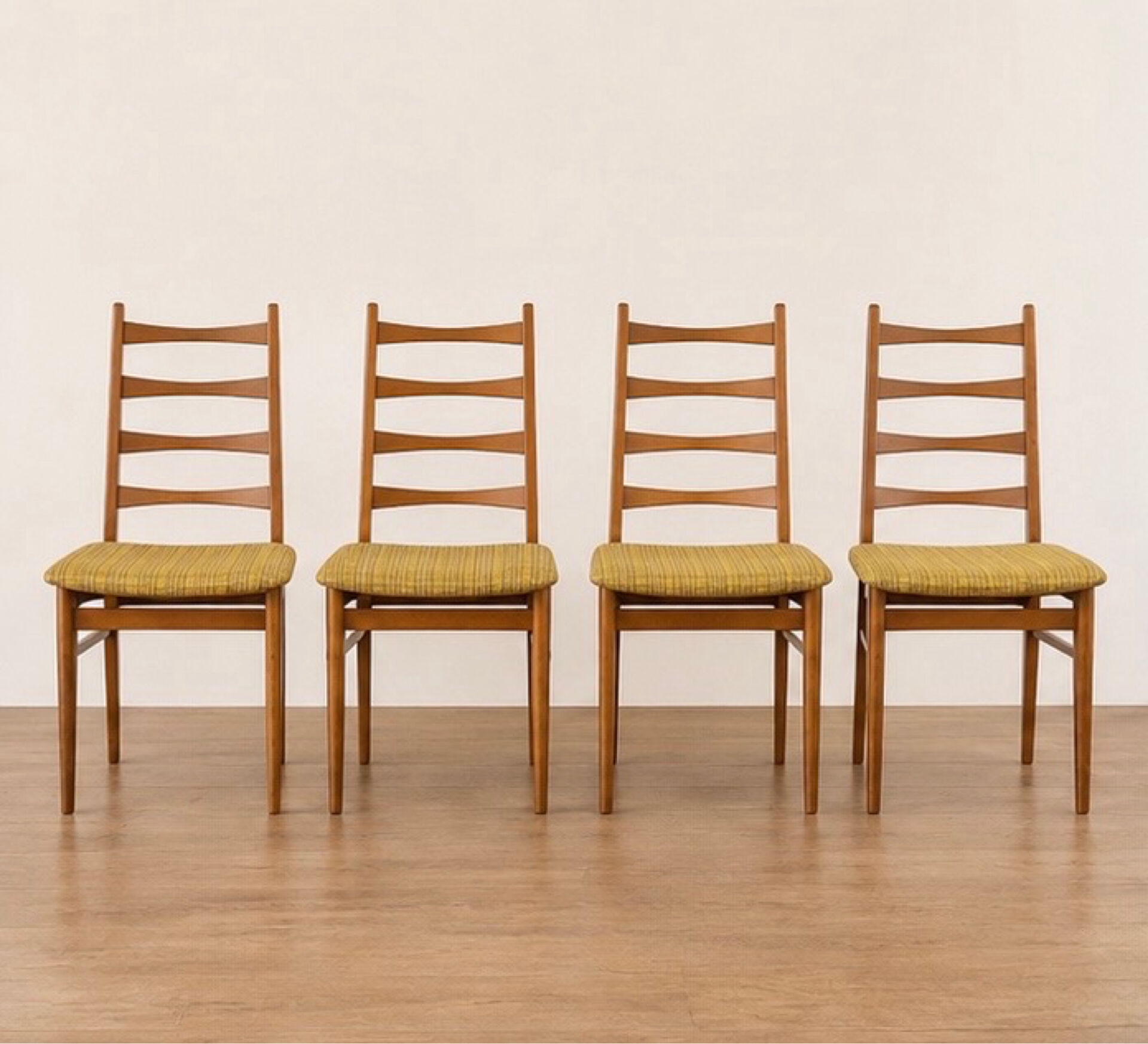Set of 4 vintage Scandinavian chairs - Teak and mustard fabric