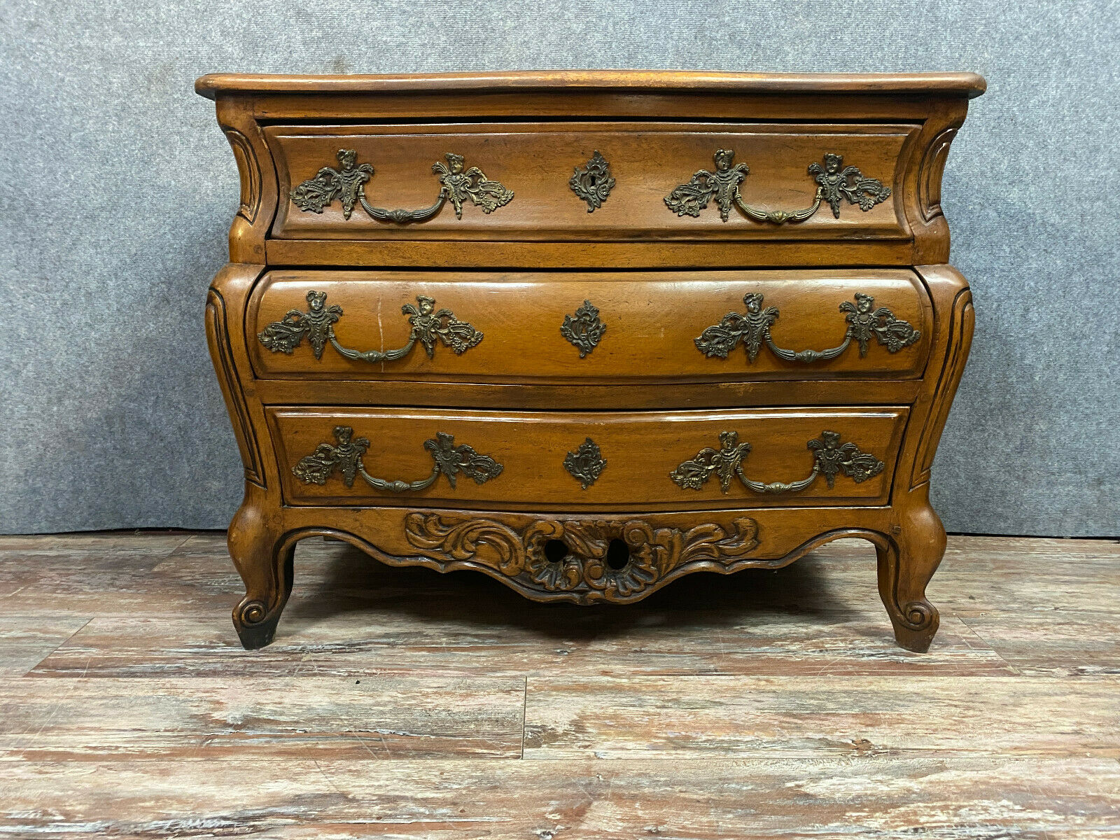 Commodity Louis XV Bordeaux tomb in natural wood patinated around 1900-1920
