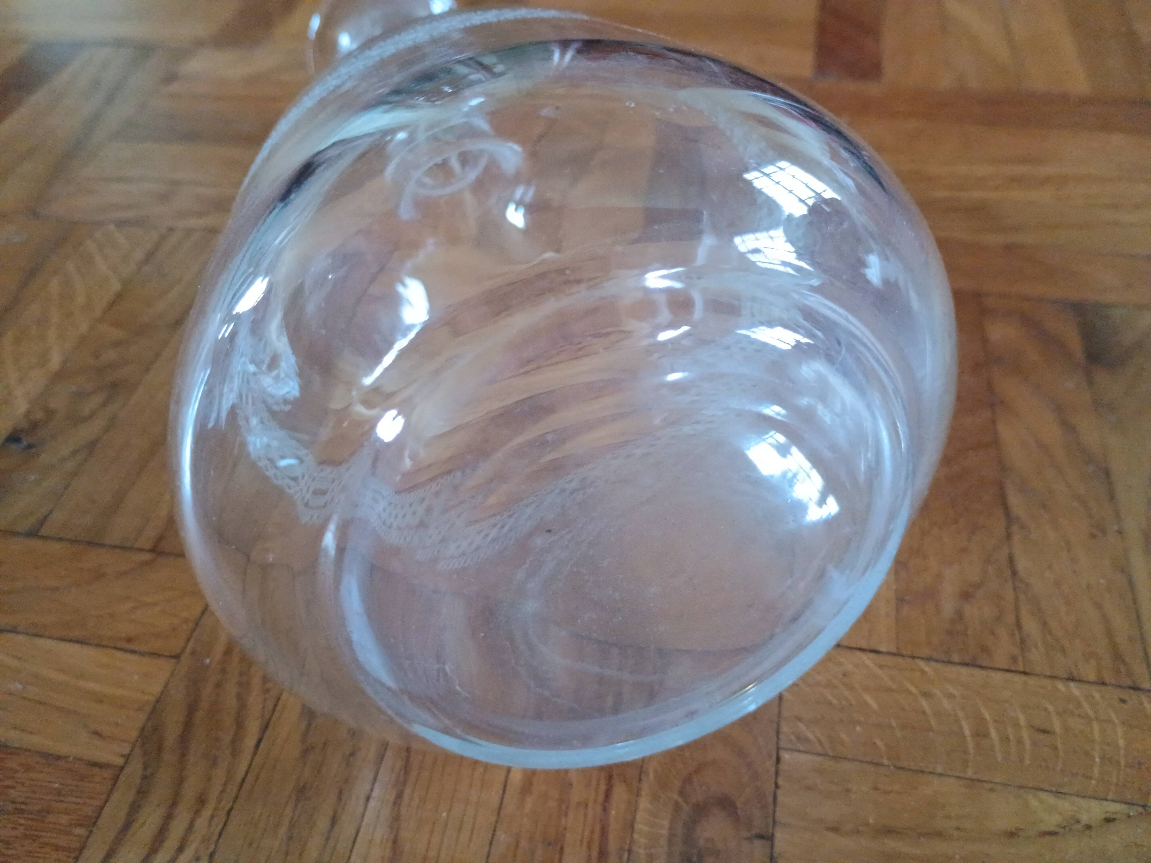 Carafe à vin ancienne - verre gravée d'une frise d'entrelacs