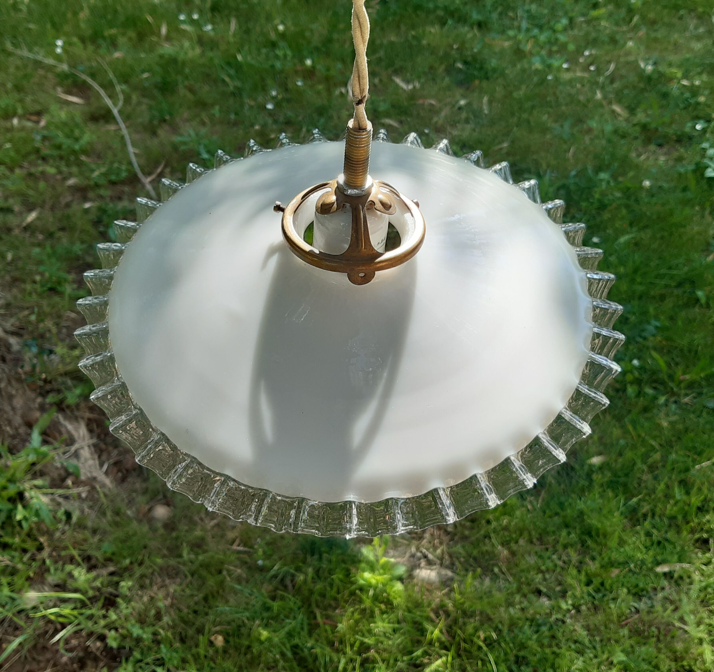 Goes up and down hanging lamp in opaline