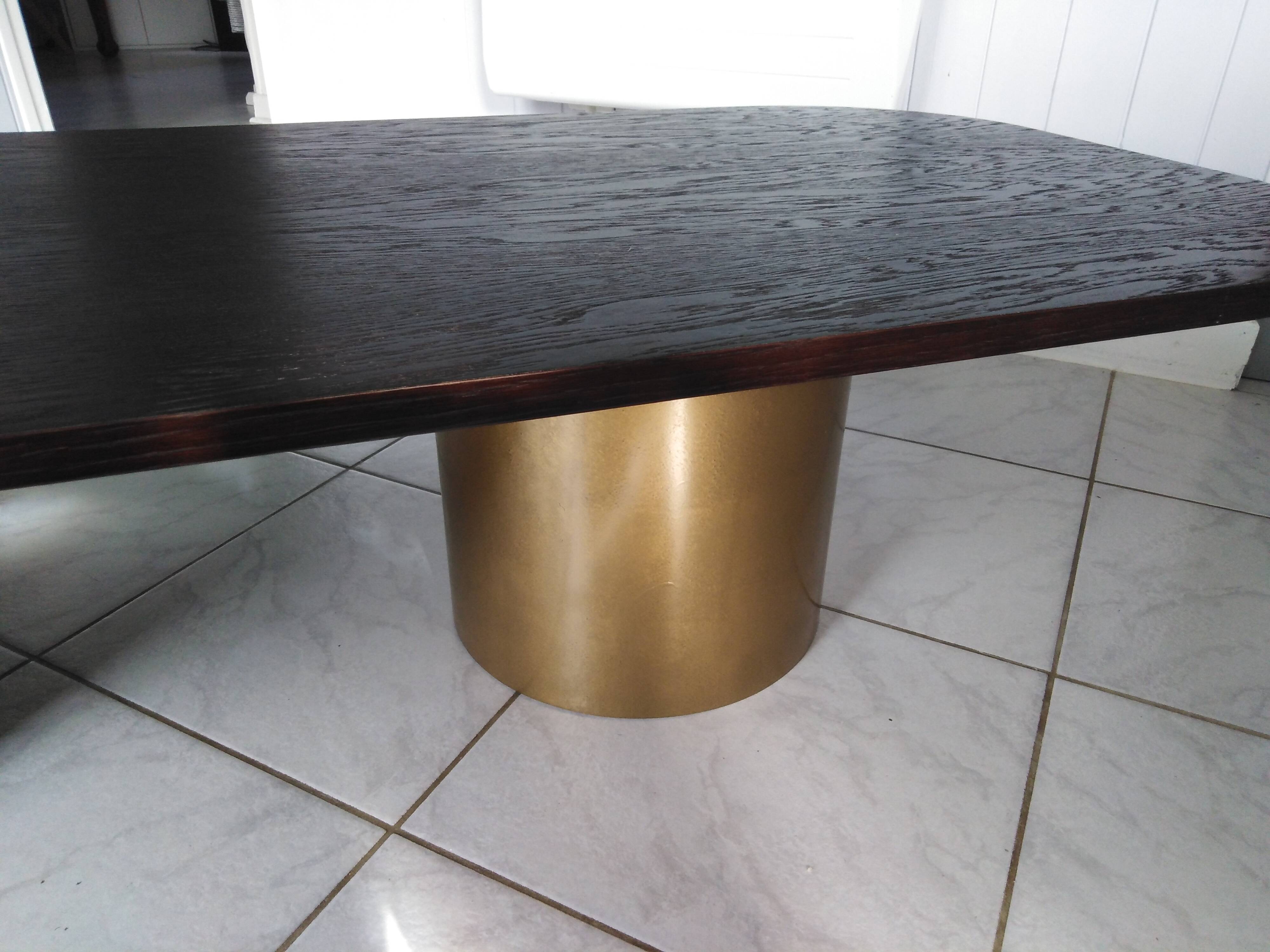 Oval coffee table with cylinder legs