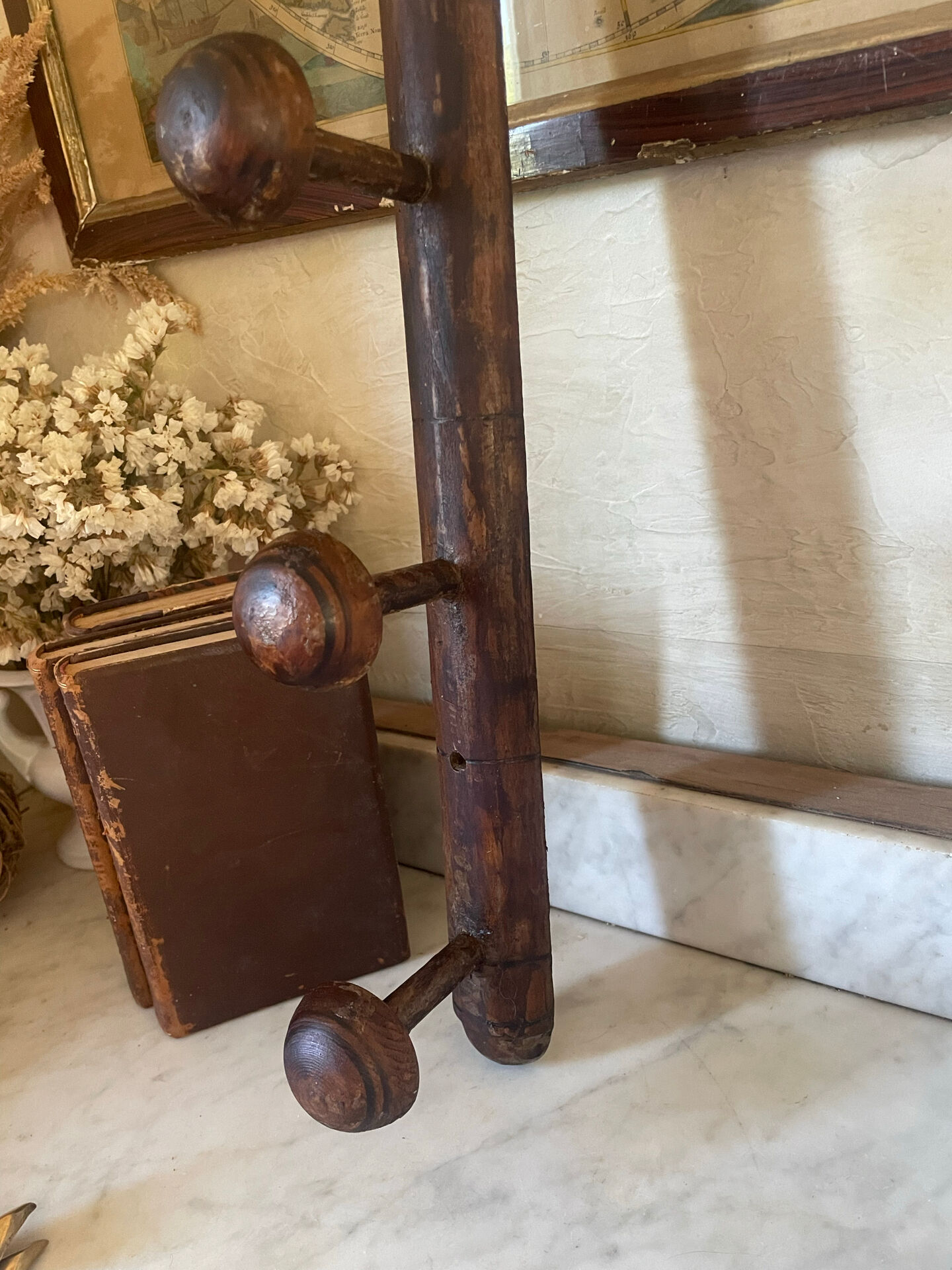 Wall-mounted wooden coat rack with 6 hooks