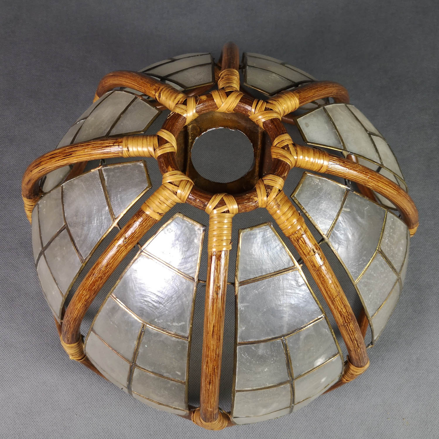 Flower hanging lamp in mother-of-pearl capiz and wicker