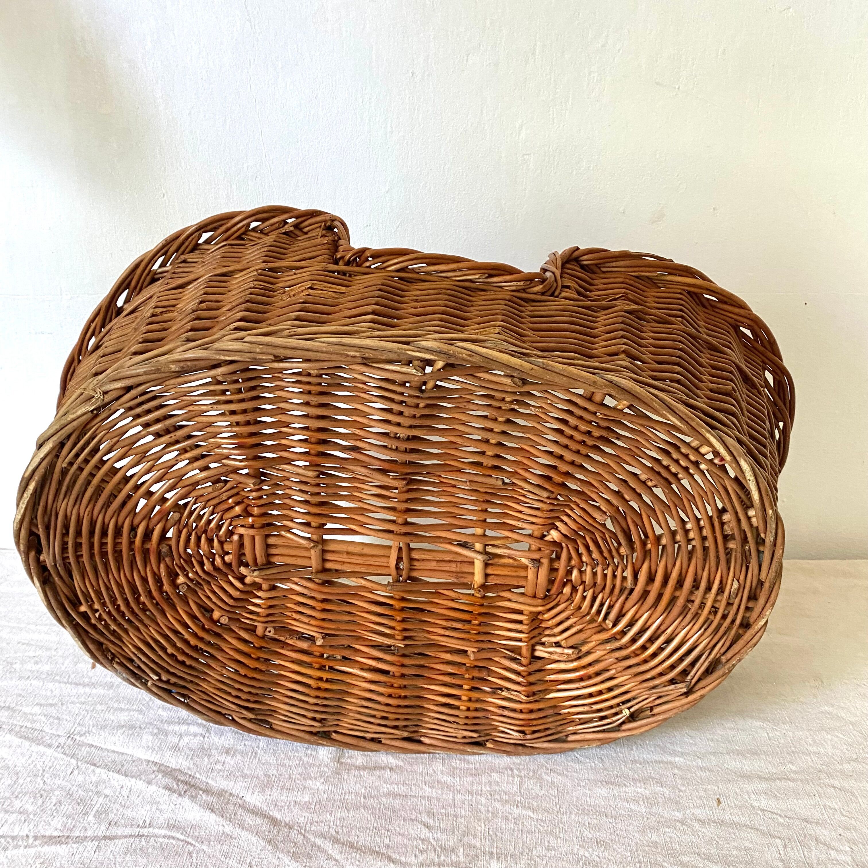 Vintage woven wicker basket for cat or dog