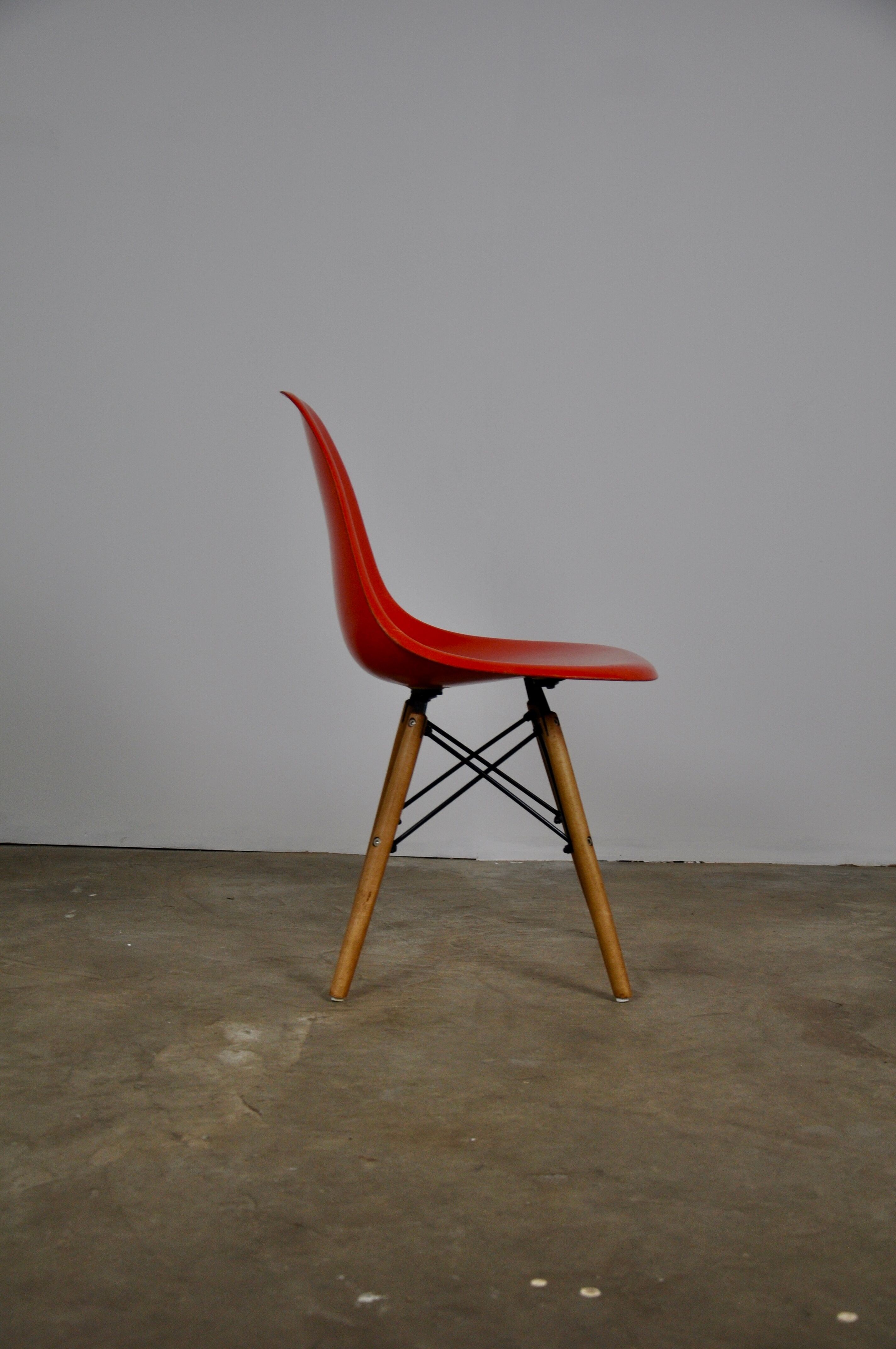 Chairs DSW fiberglass by Charles & Ray Eames for Herman Miller