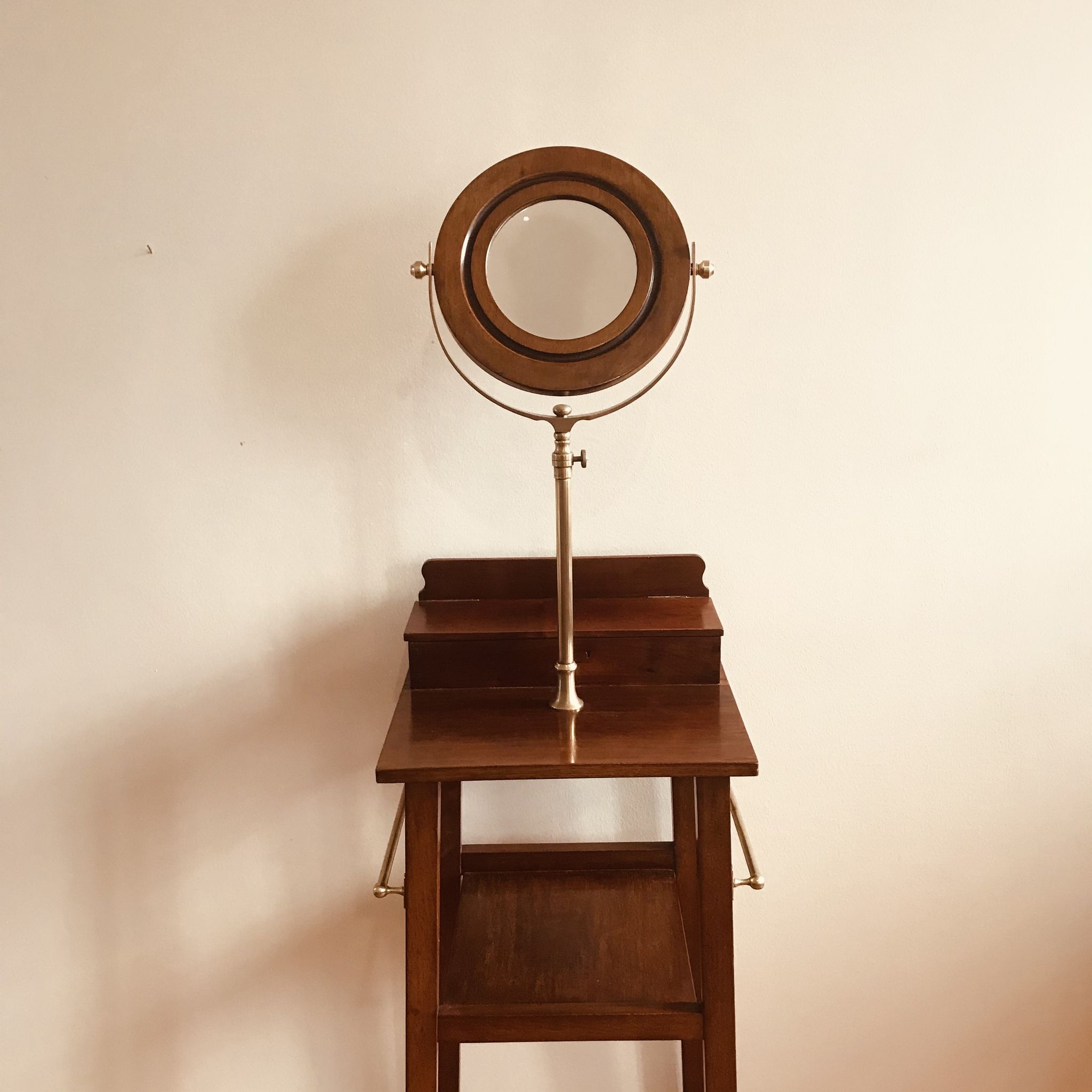 English barbier at the end of the 19th century. Mahogany and brass. Normal and magnifying mirror