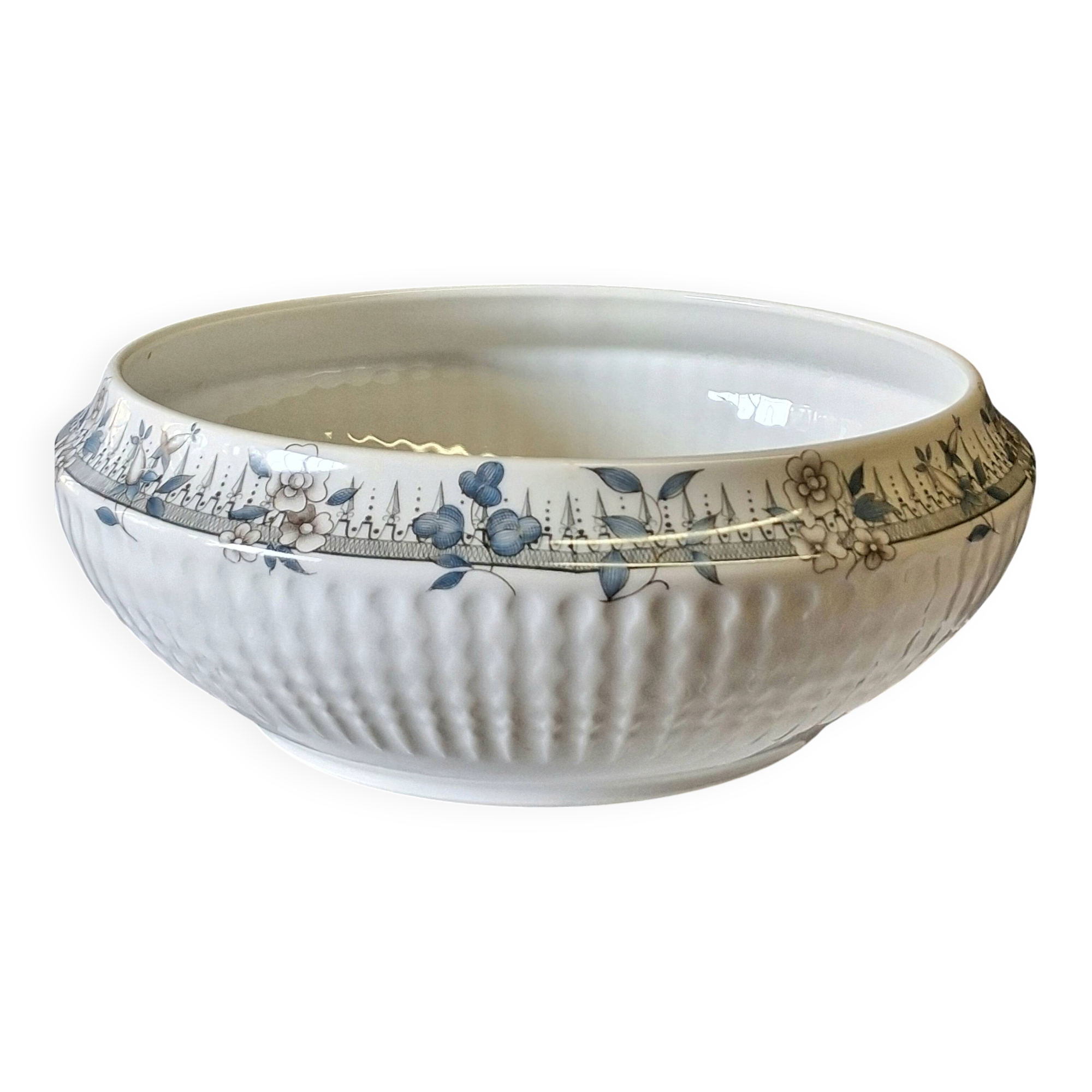 Porcelain salad bowl from Chauvigny, France, in very good condition.