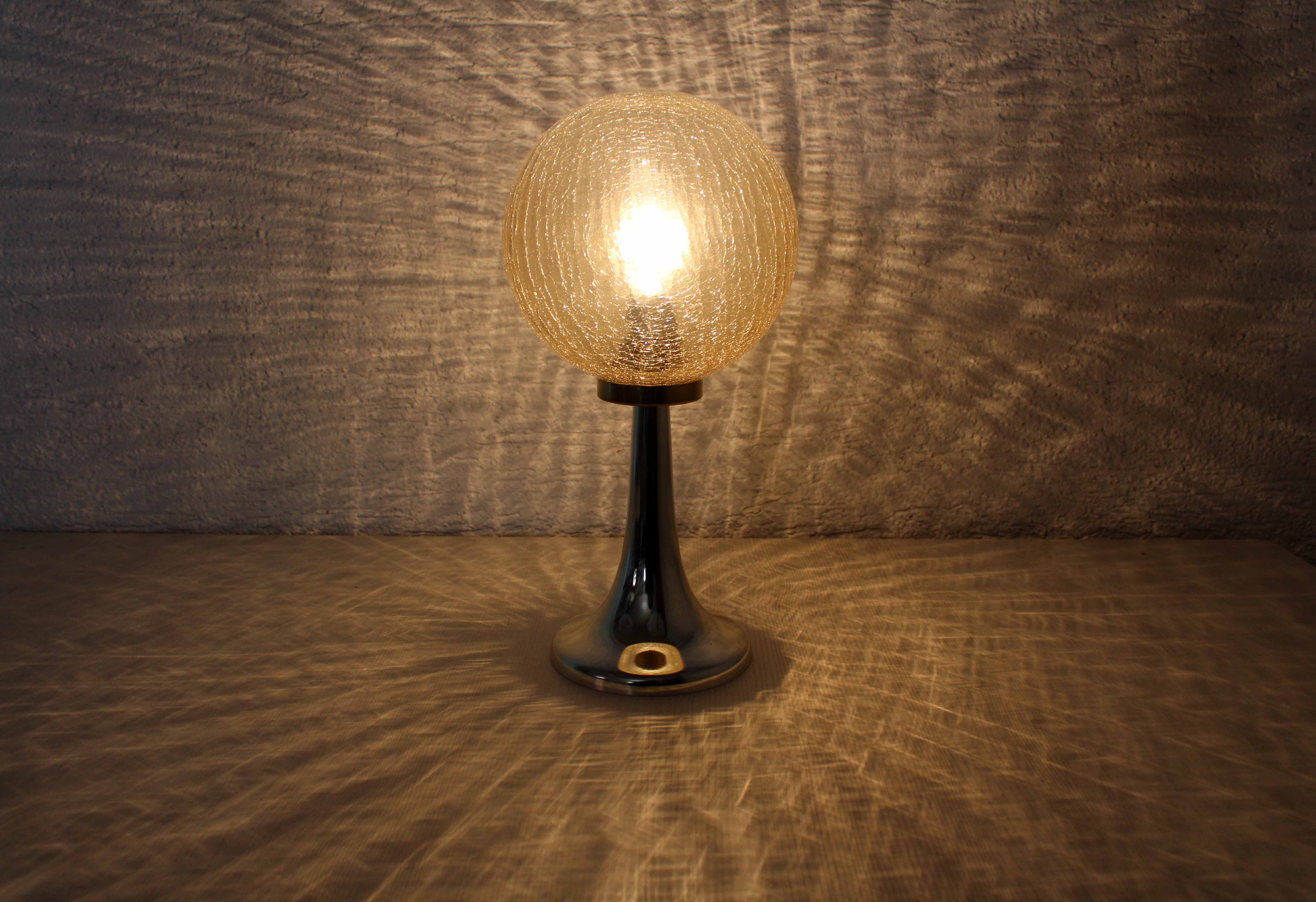 Lampe de table pied tulipe et verre craquelé doré