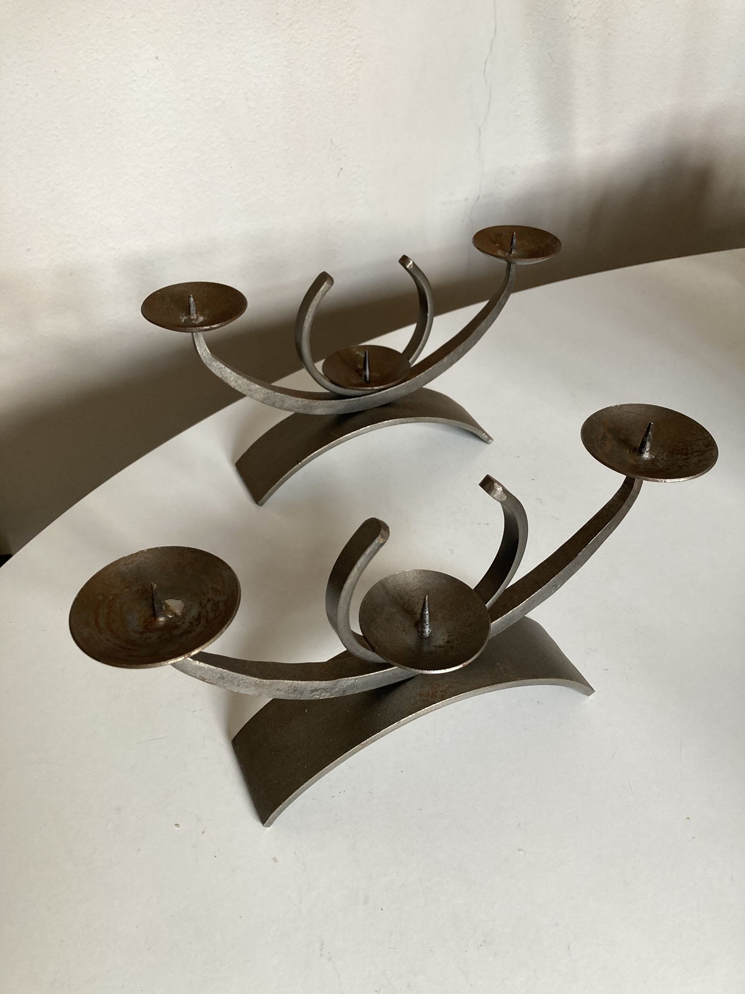 Paire de bougeoirs modernistes en fer battu 1970