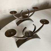 Paire de bougeoirs modernistes en fer battu 1970