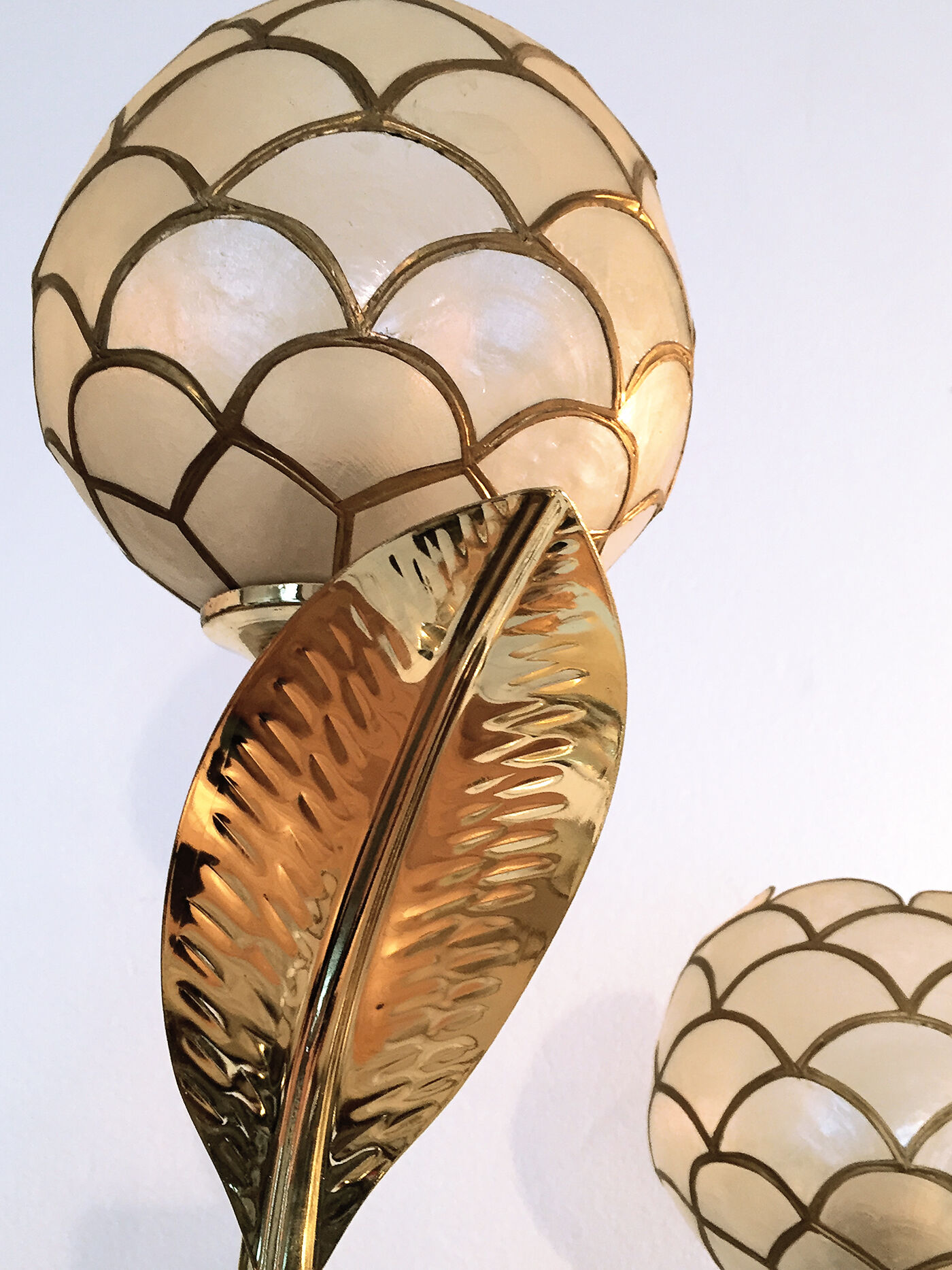 Lampadaire palmier floral laiton et nacre de capiz 1970