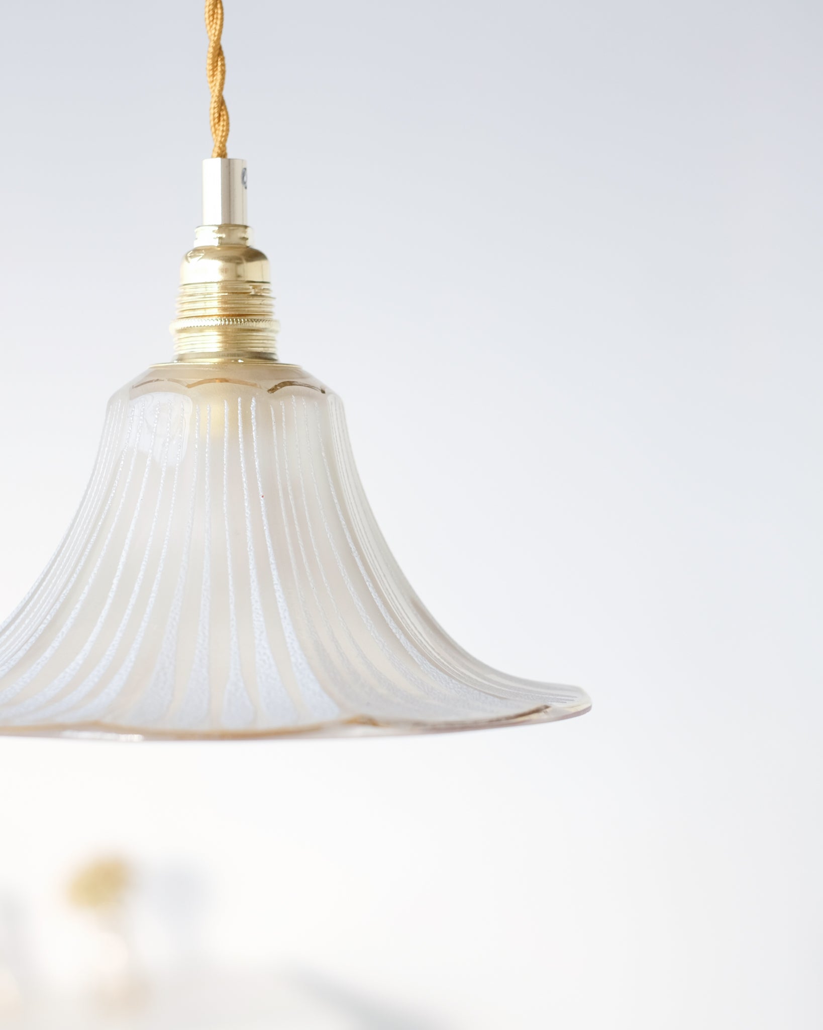 Pendant lamp in engraved and gilded glass