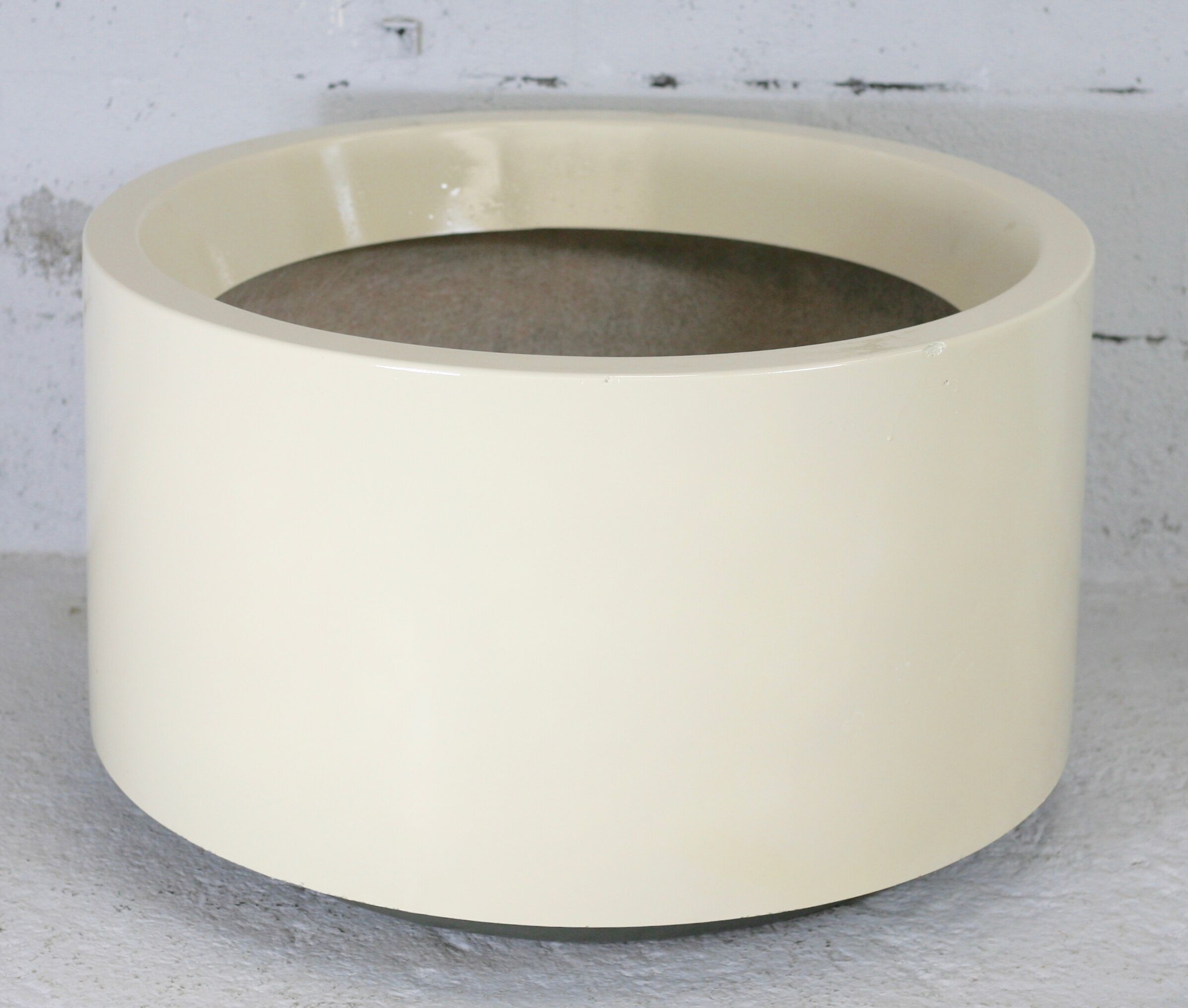 Important cylindrical planter in cream lacquered fiberglass, circa 1970