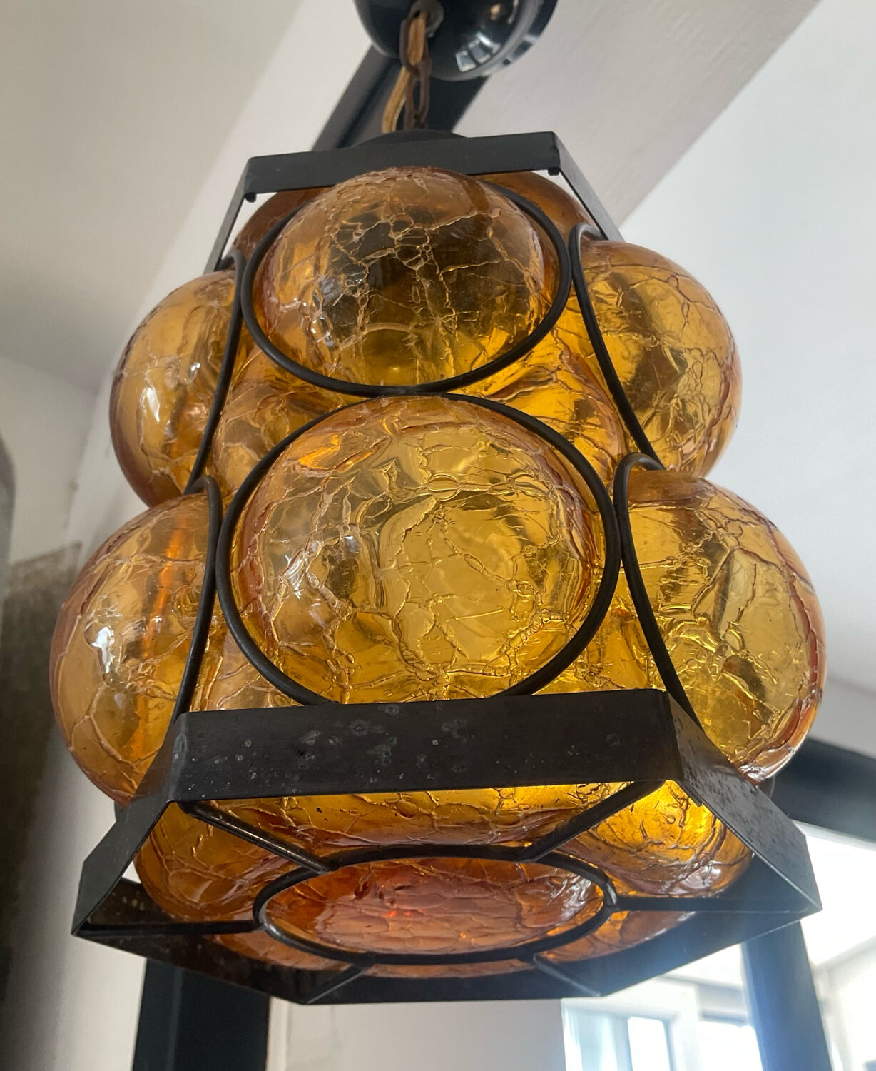Suspension en verre ambré et fer forgé des années 60
