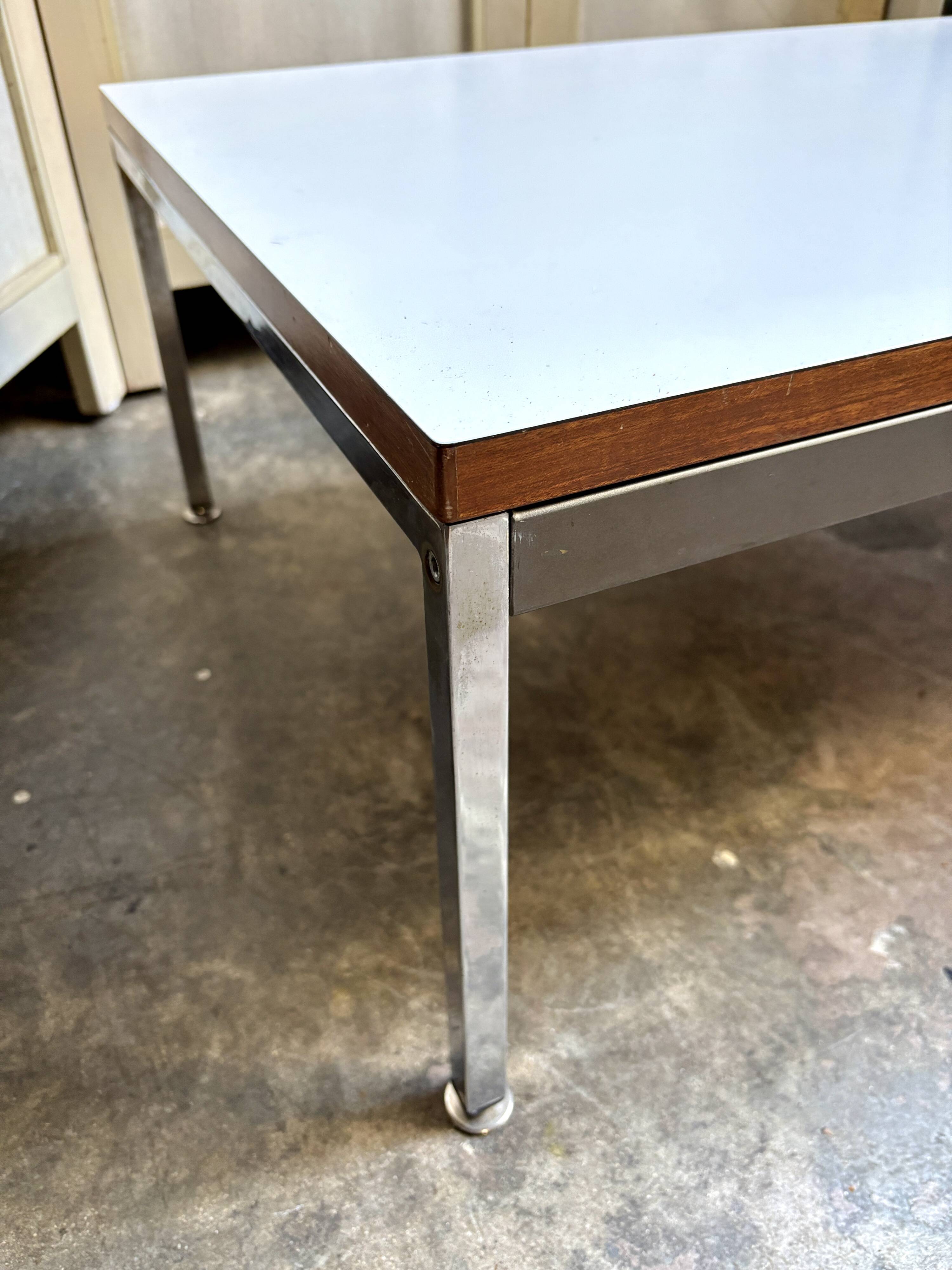 Table basse en mélaminé blanc et acier chromé