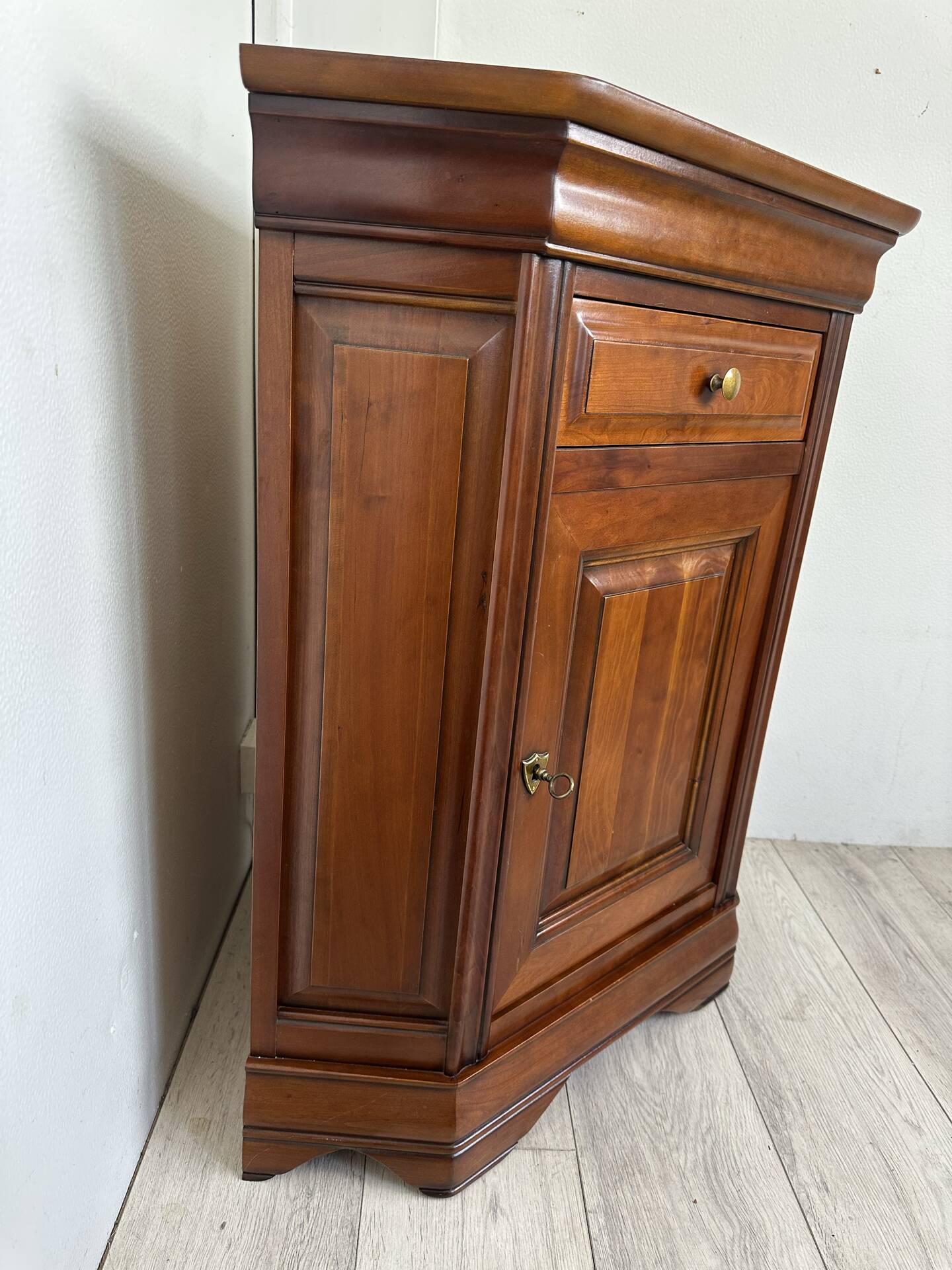 French vintage corner cabinet in solid wood by Ernest Ménard.