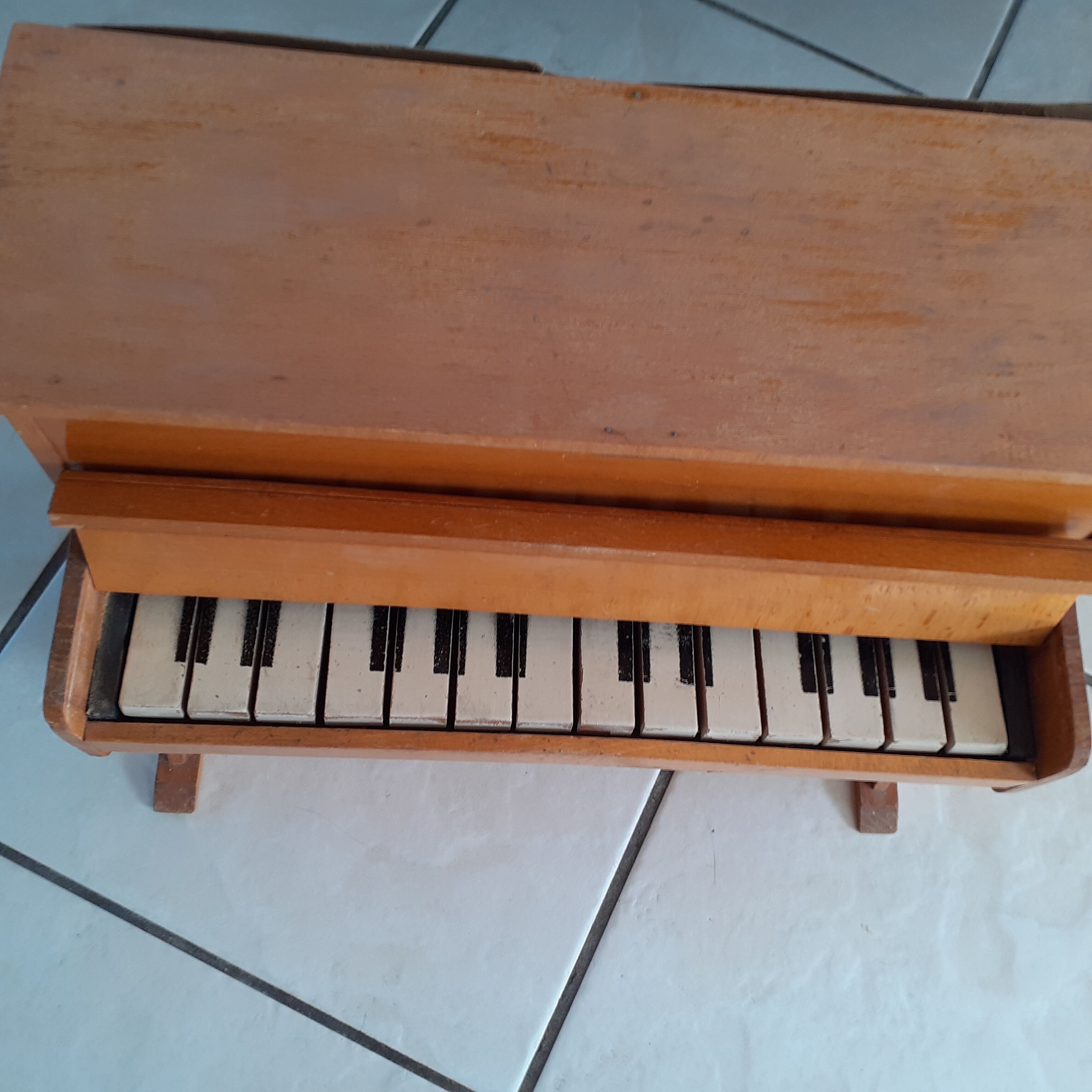 Antique piano toy all in wood, Pianocolor Jraas