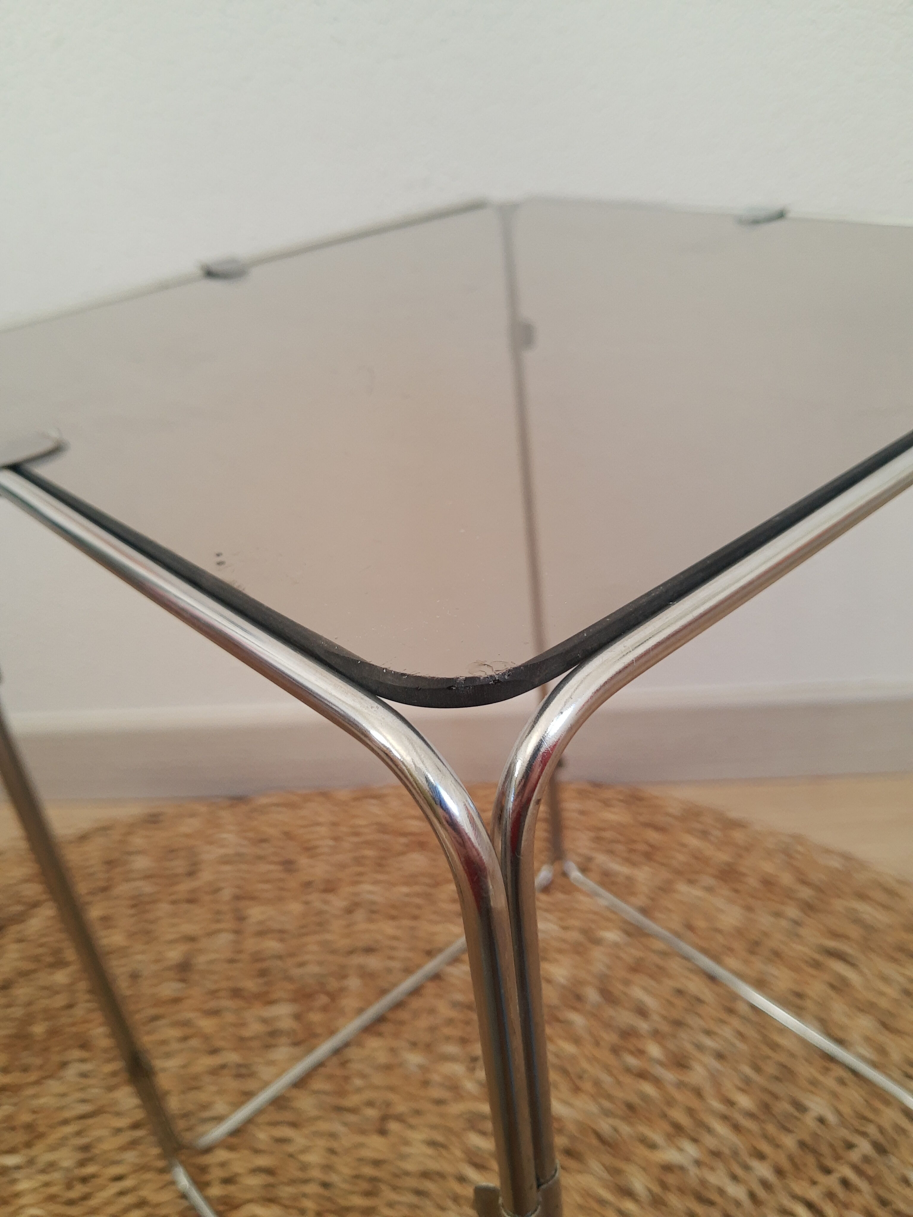 Table d'appoint bout de canapé métal chromé et verre fumé vintage