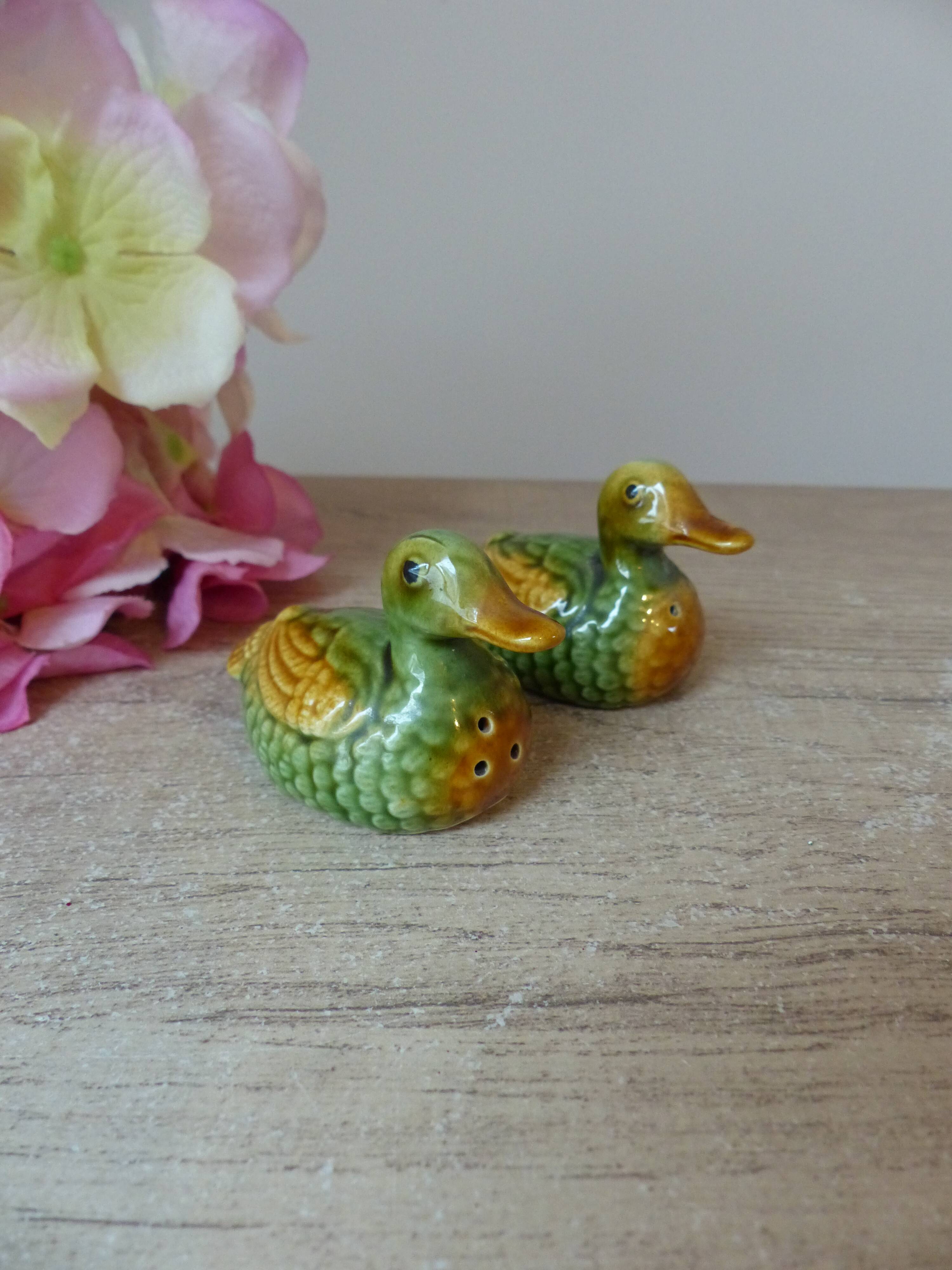 Ensemble salière et poivrière en forme de canards barbotine verts et jaunes vintage