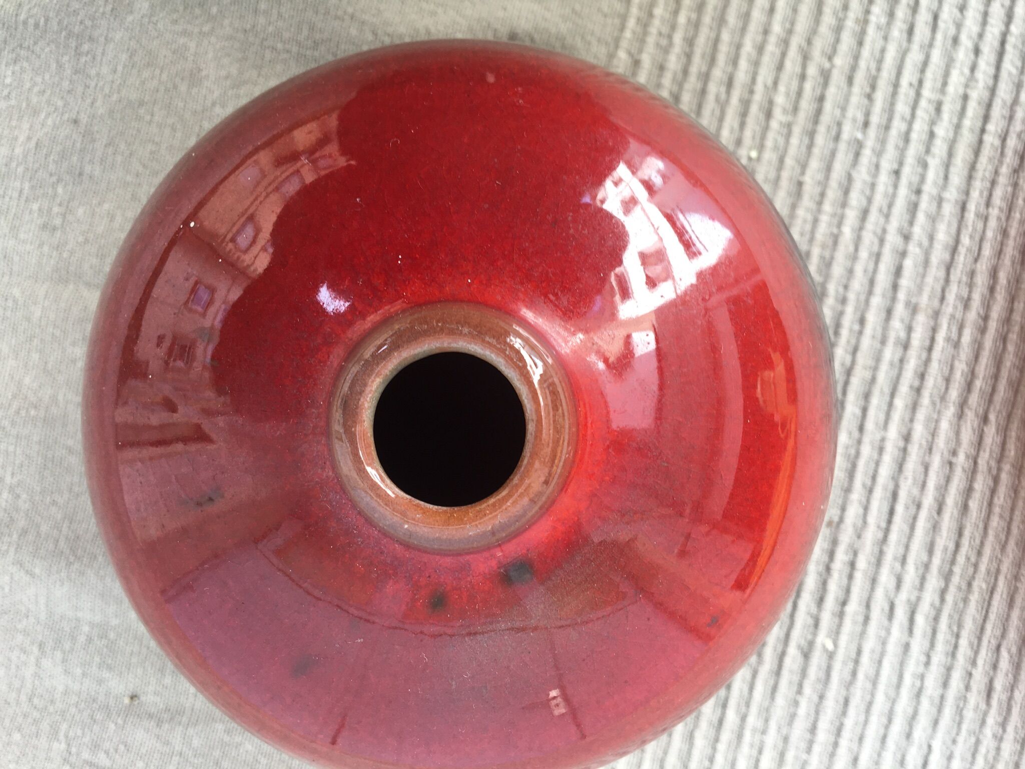 Vase en céramique design émaillé rouge