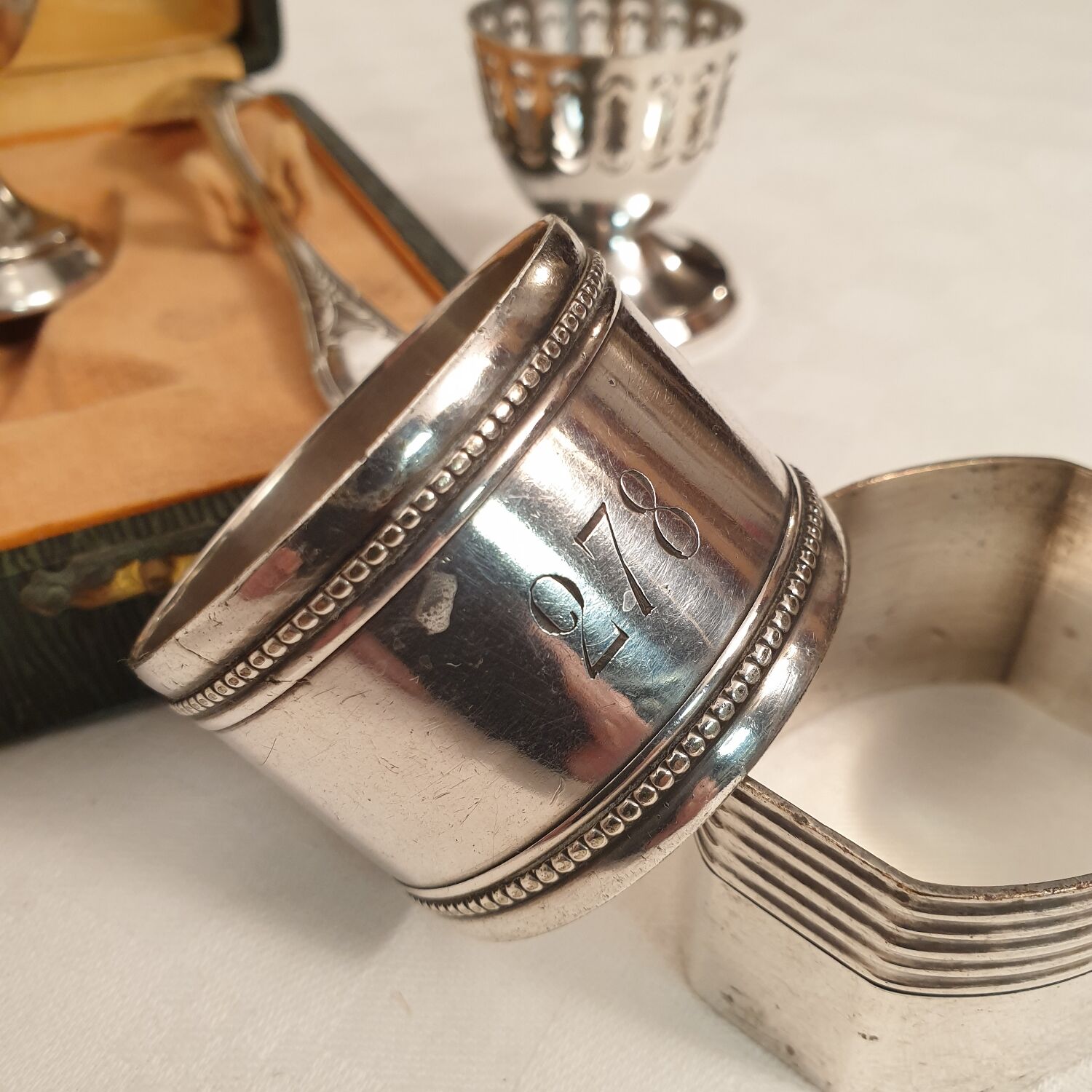 3 shells and 2 silver metal napkin rings