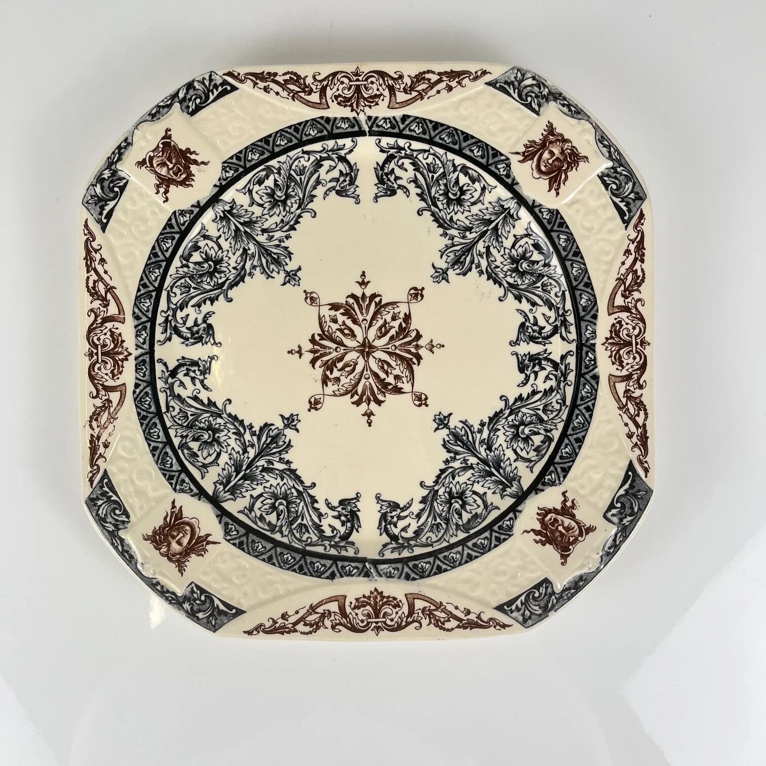 Square plate / Longchamp dish model "Diane", polychrome earthenware, late 19th century.