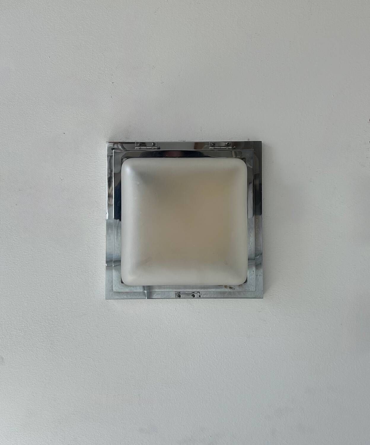 Modernist wall lamp, chrome-plated metal and sandblasted glass, France 1930