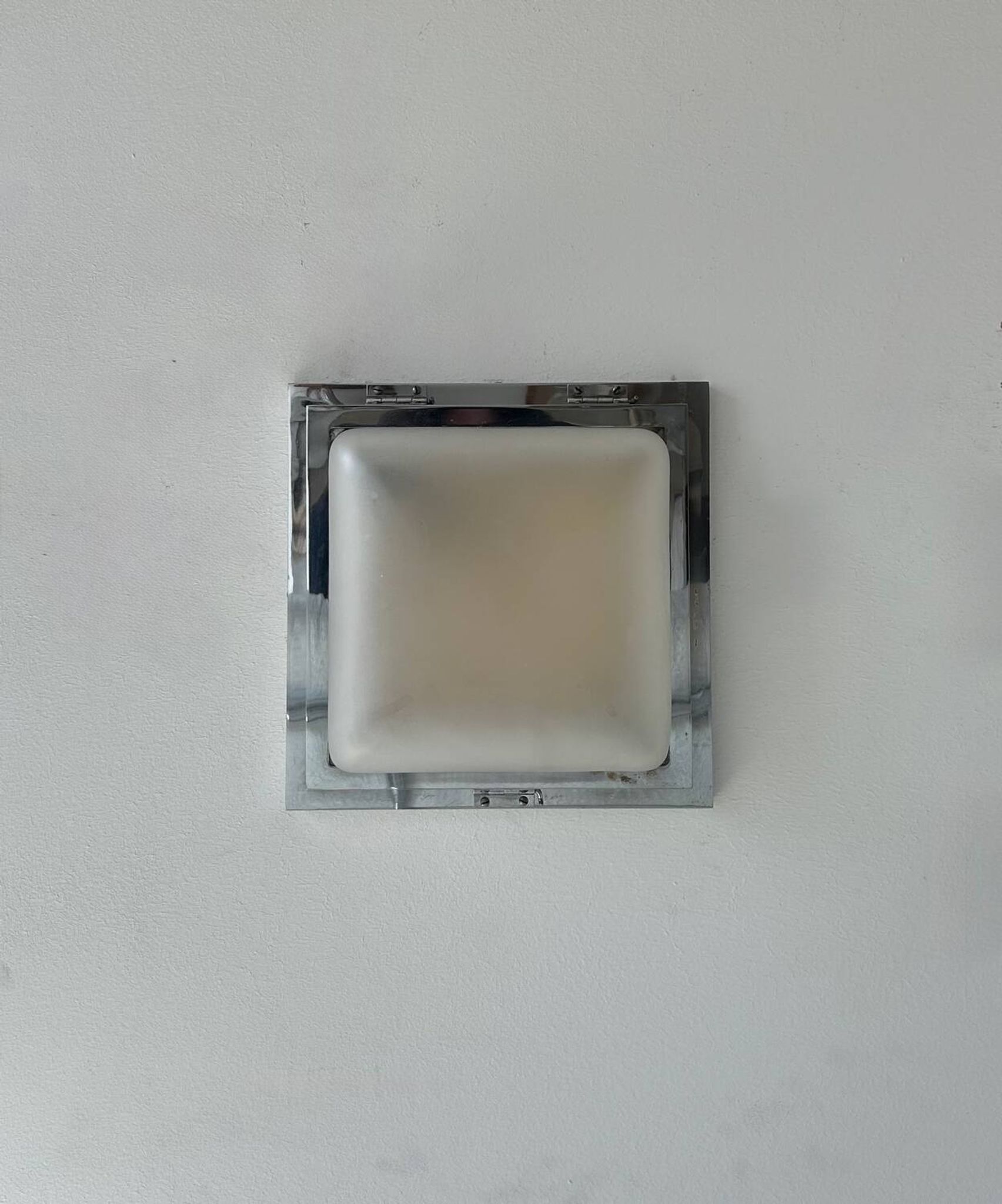 Modernist wall lamp, chrome-plated metal and sandblasted glass, France 1930