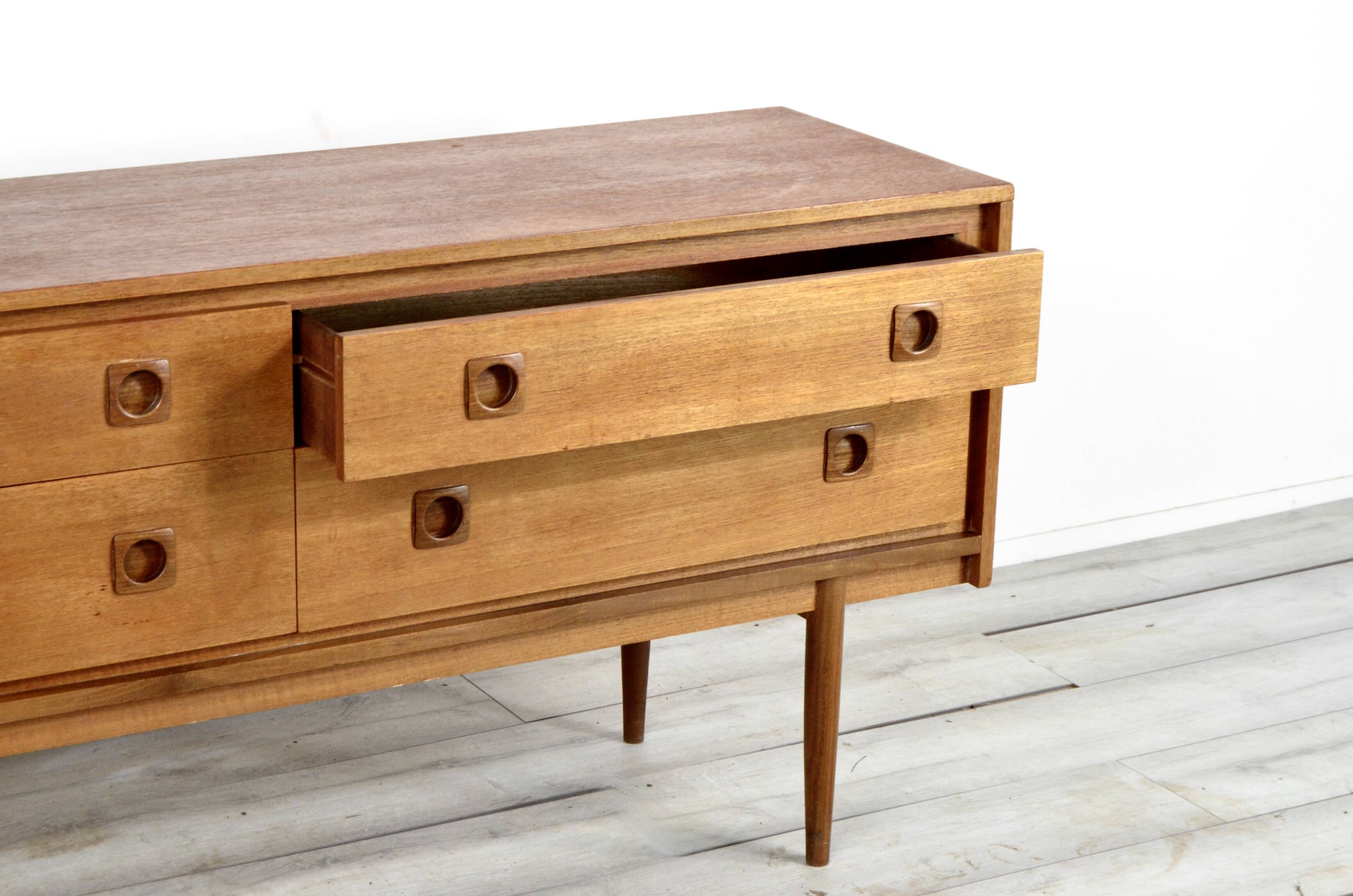 Buffet/commode vintage en teck du milieu du siècle par Wrighton. Style moderne/danois.
