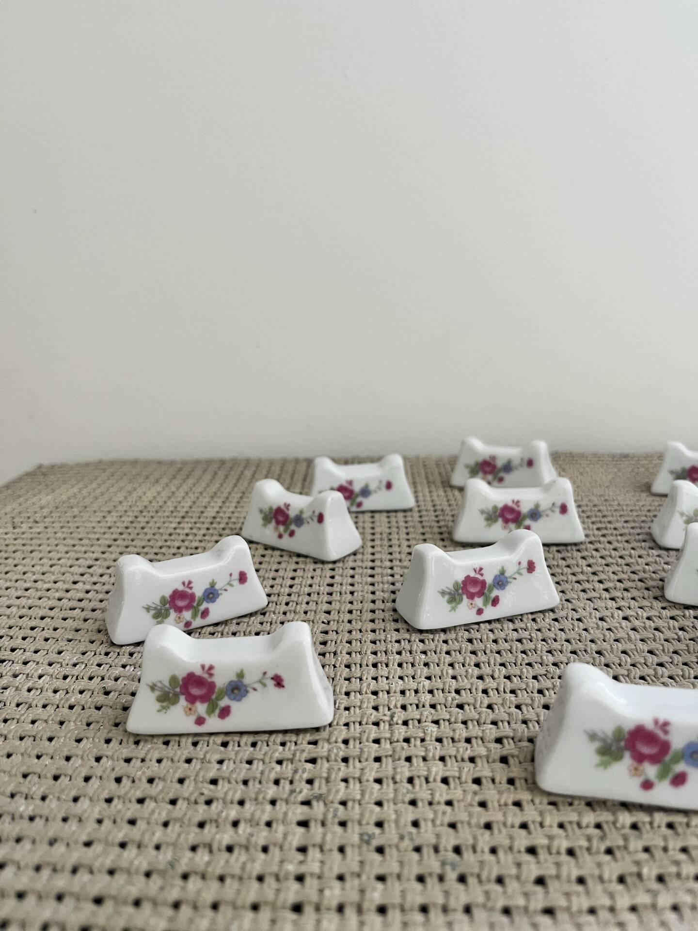 12 knife rests