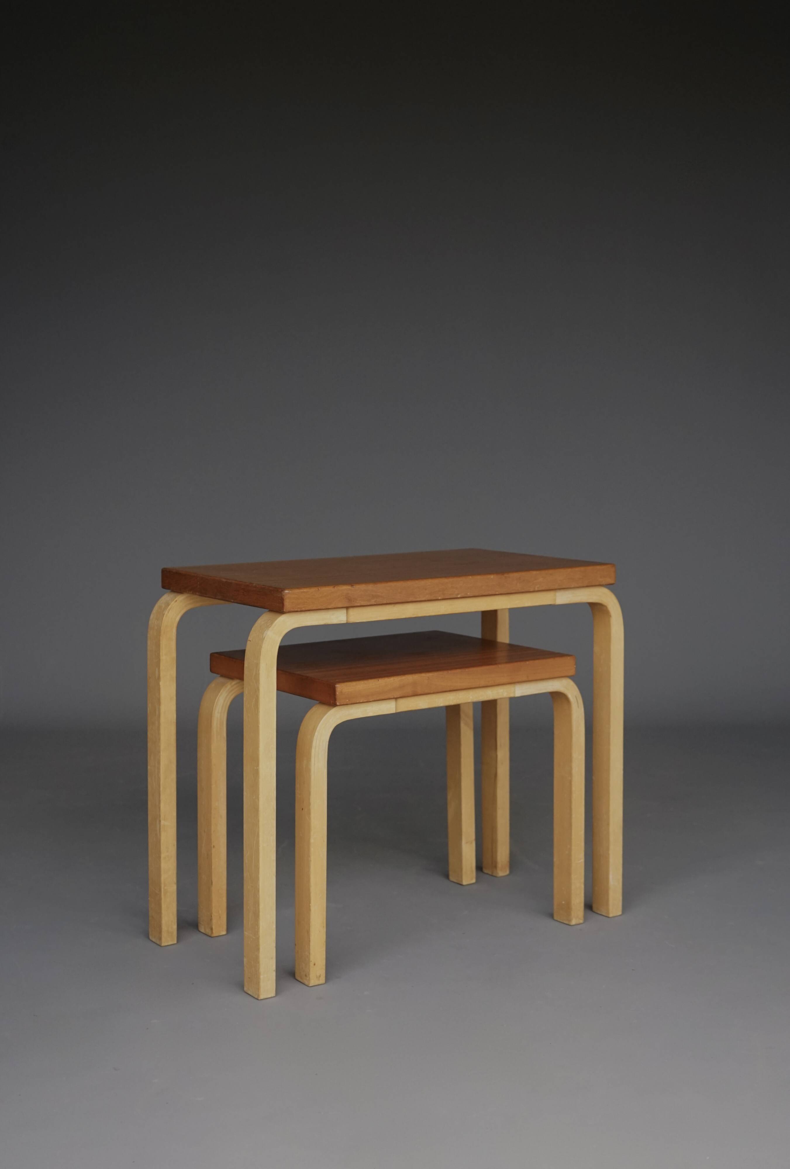 Tables gigognes modèle 88 par Alvar Aalto pour Artek, années 1960. Lot de 2