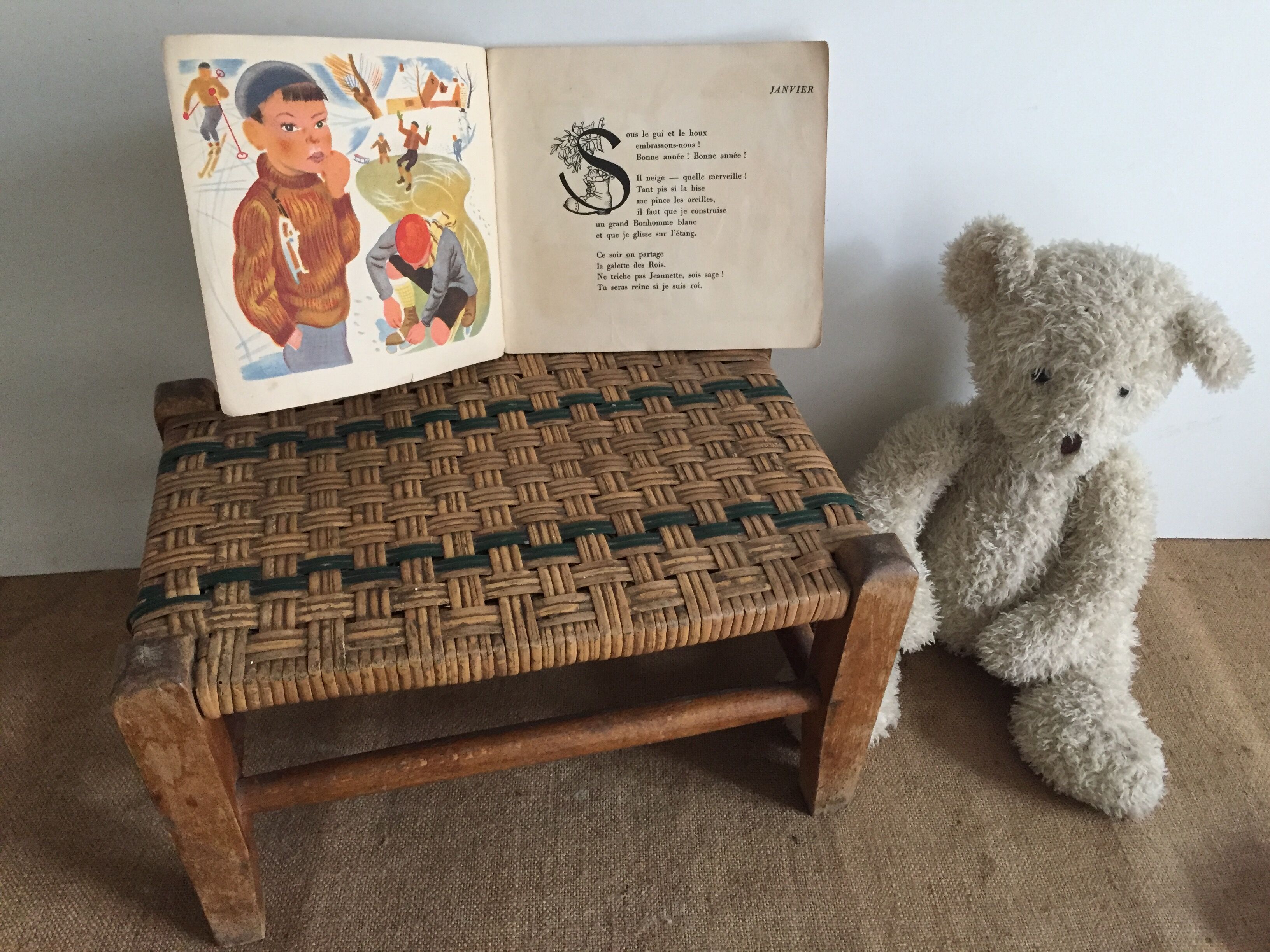 Small bench straw braided