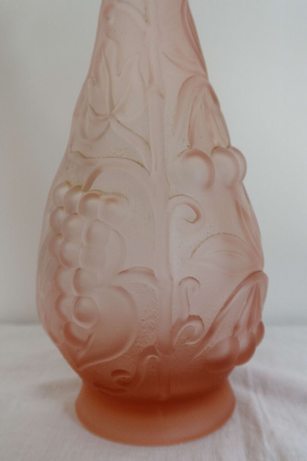 Carafe ancienne verre rose décor de fruits