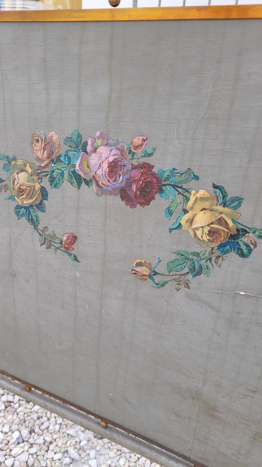 Cast iron bed decorated with flowers from the 19th century