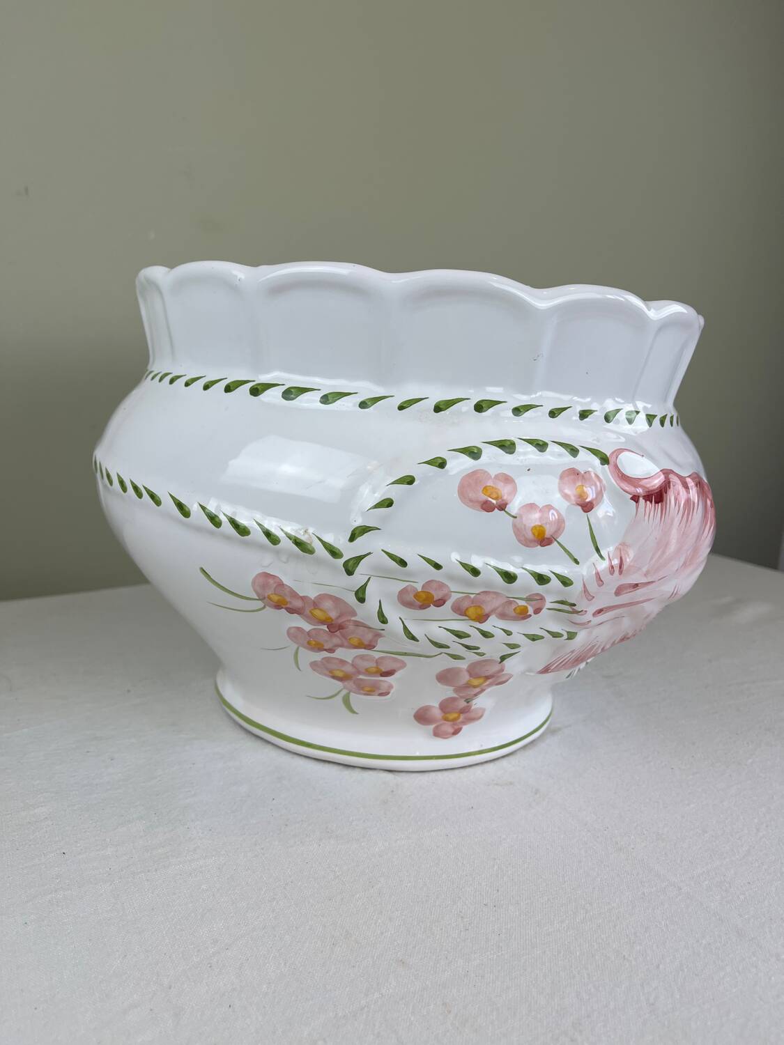 Large ceramic cache-pot