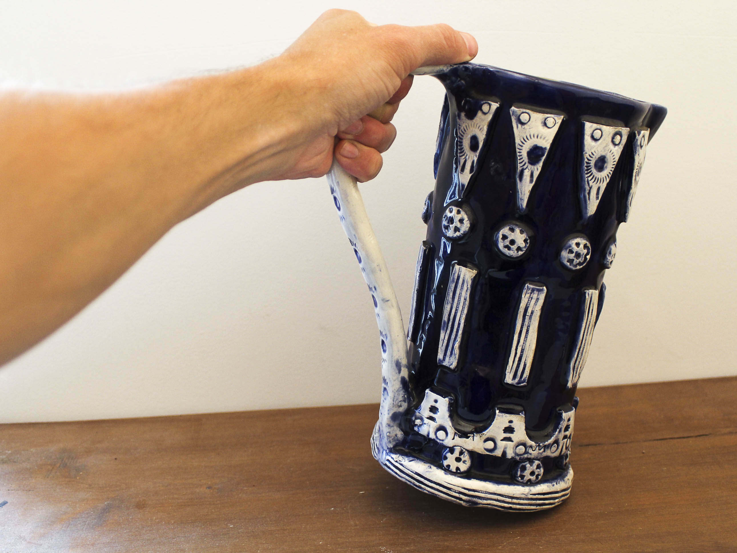 Pichet en céramique bleu et blanc de Keskar