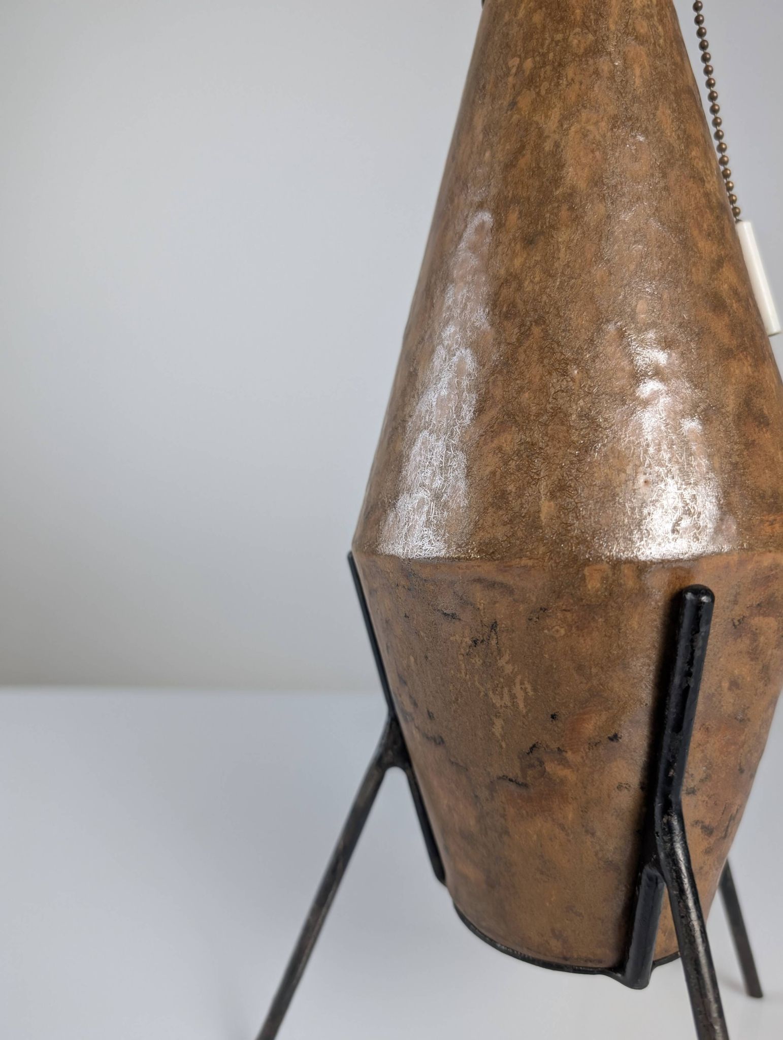 Lampe de table brutaliste en céramique et fer, années 1950 1 200 €