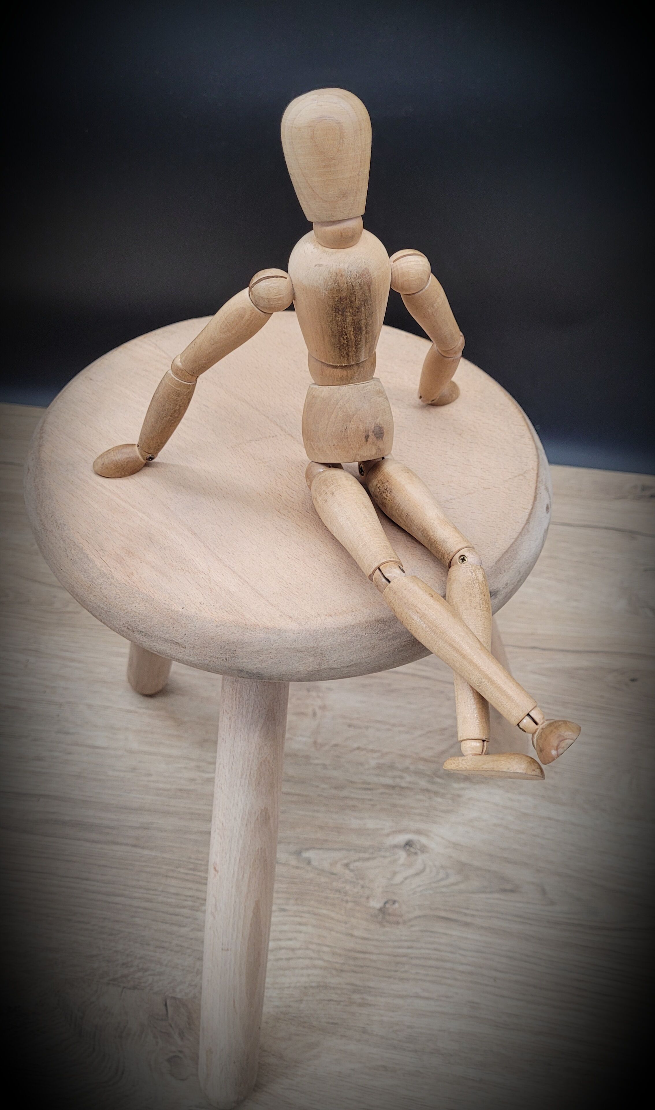 Light wood tripod stool ter
