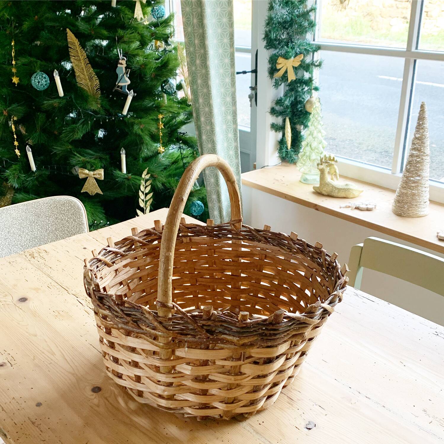 Two-tone vintage basket