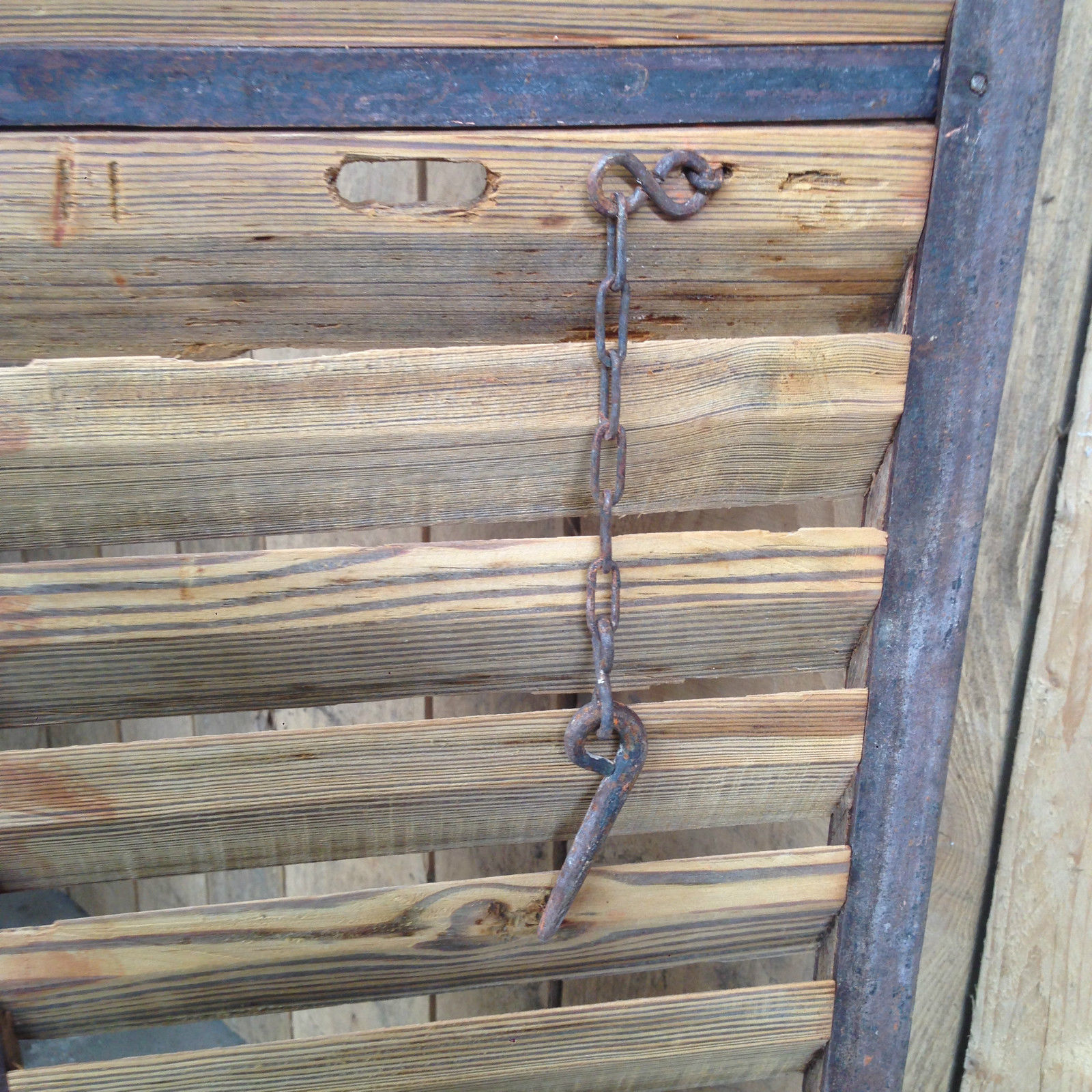 Four shutters louvered pine