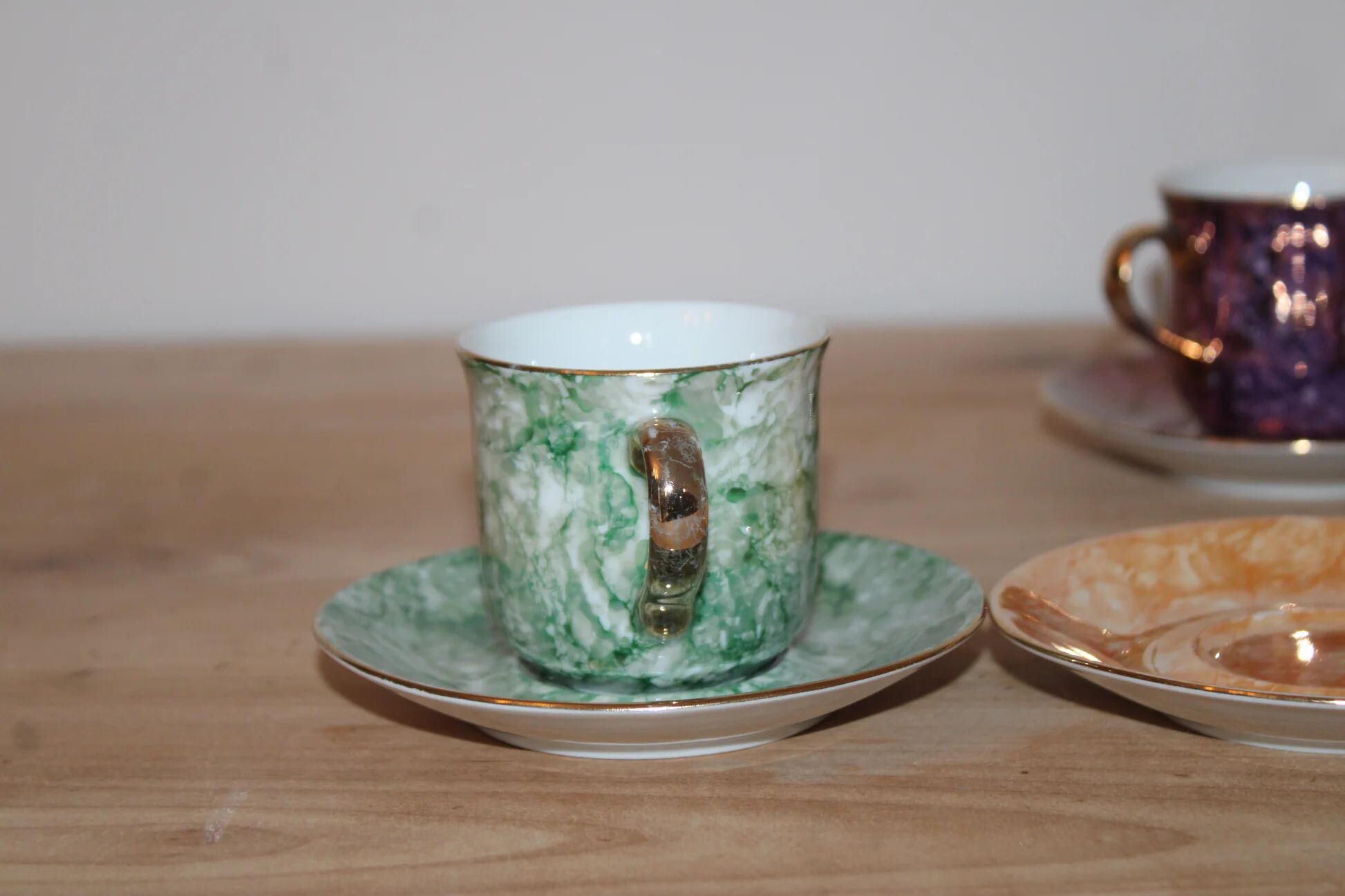 Set of 5 marbled porcelain coffee cups and saucers, hand-painted, with a gold rim.