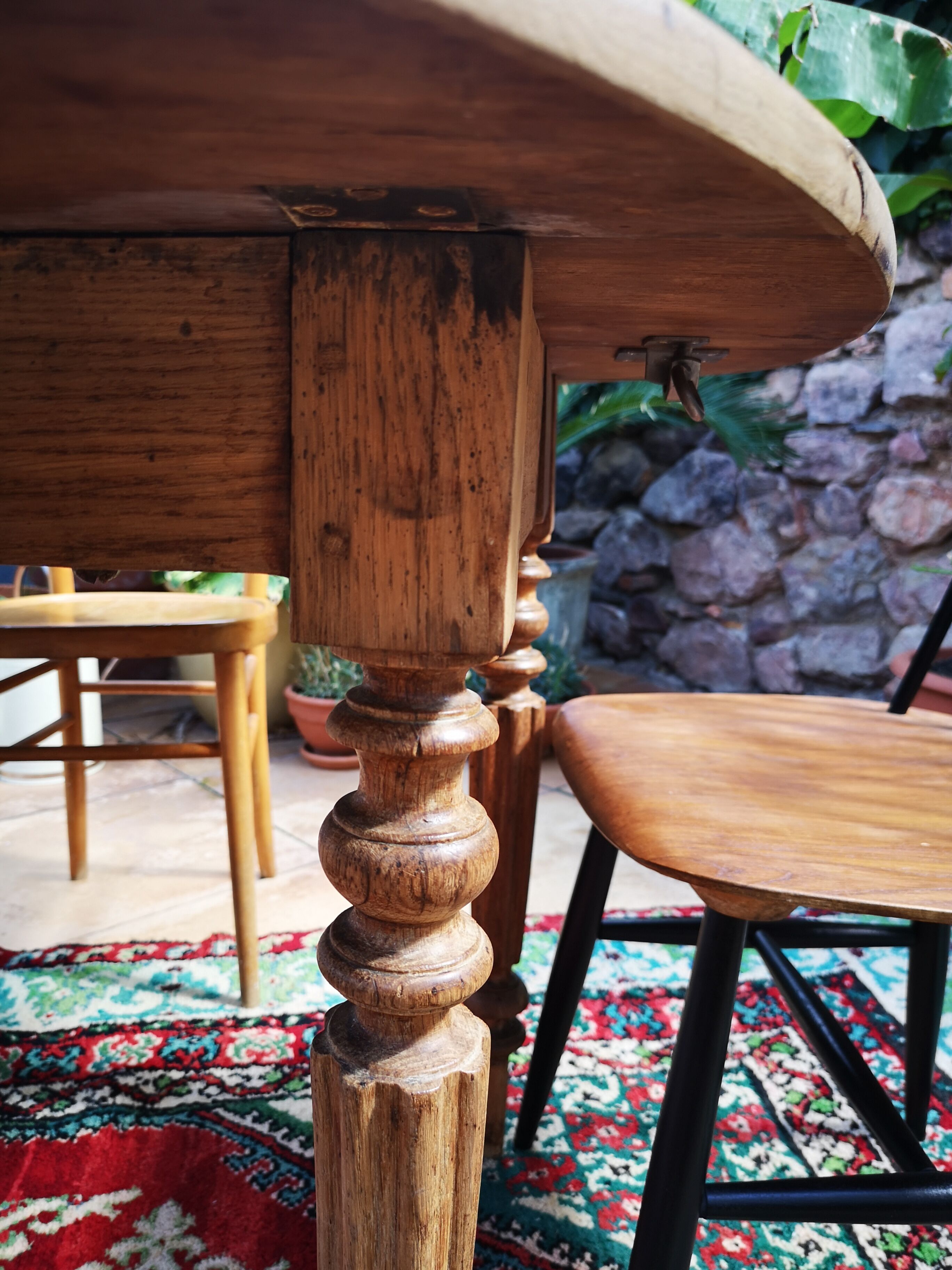 Round table in oak tapered feet with extension cords