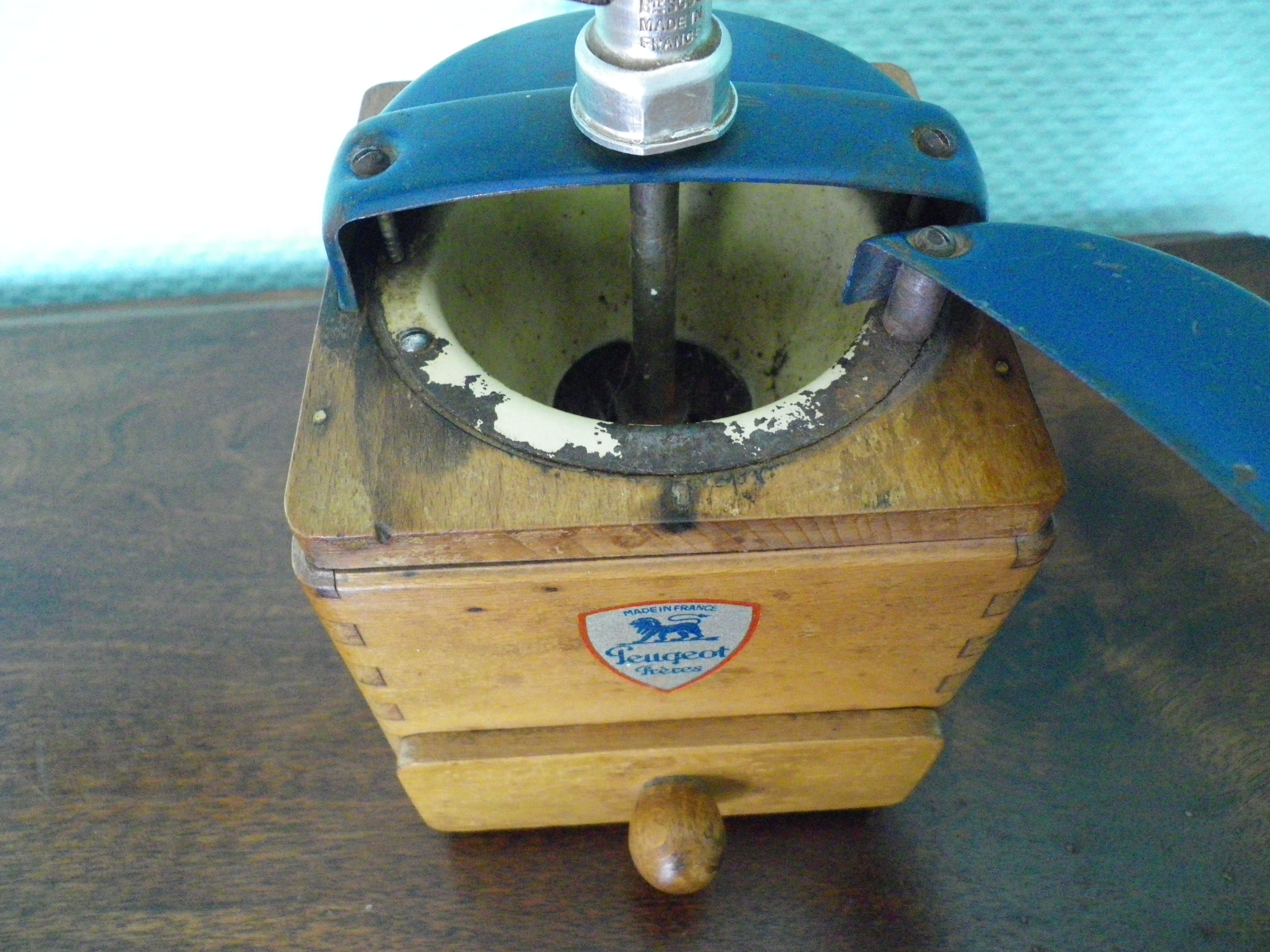 Ancien moulin à café manuel - Peugeot Frères - Bois, métal, métal bleu