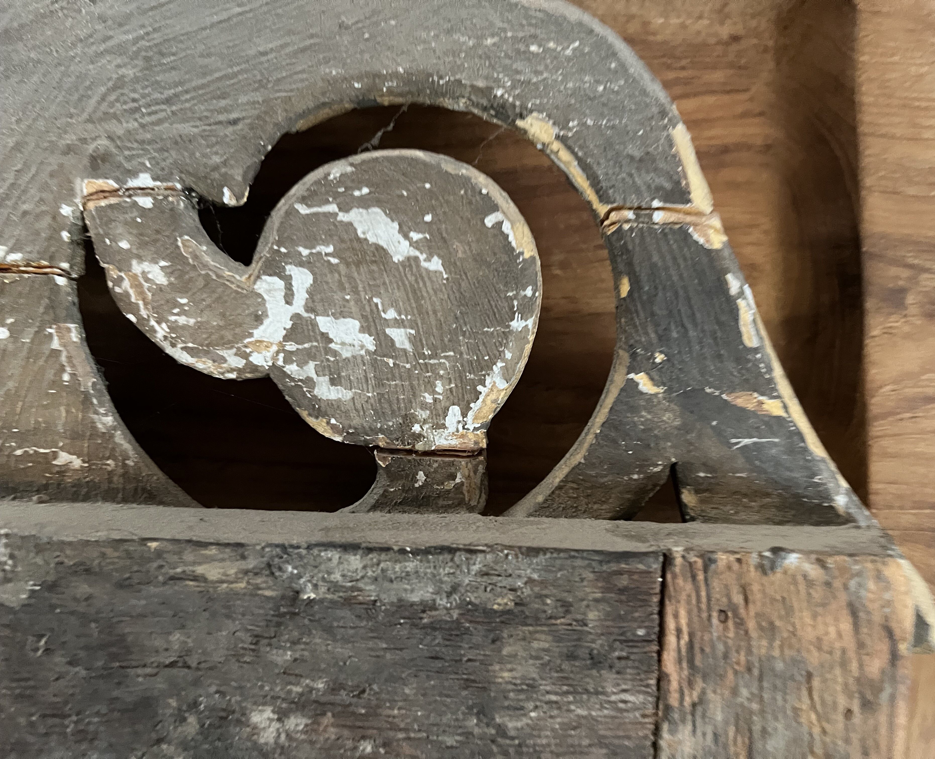 Miroir ancien en bois sculpté et doré XVIIIe, 68x35 cm