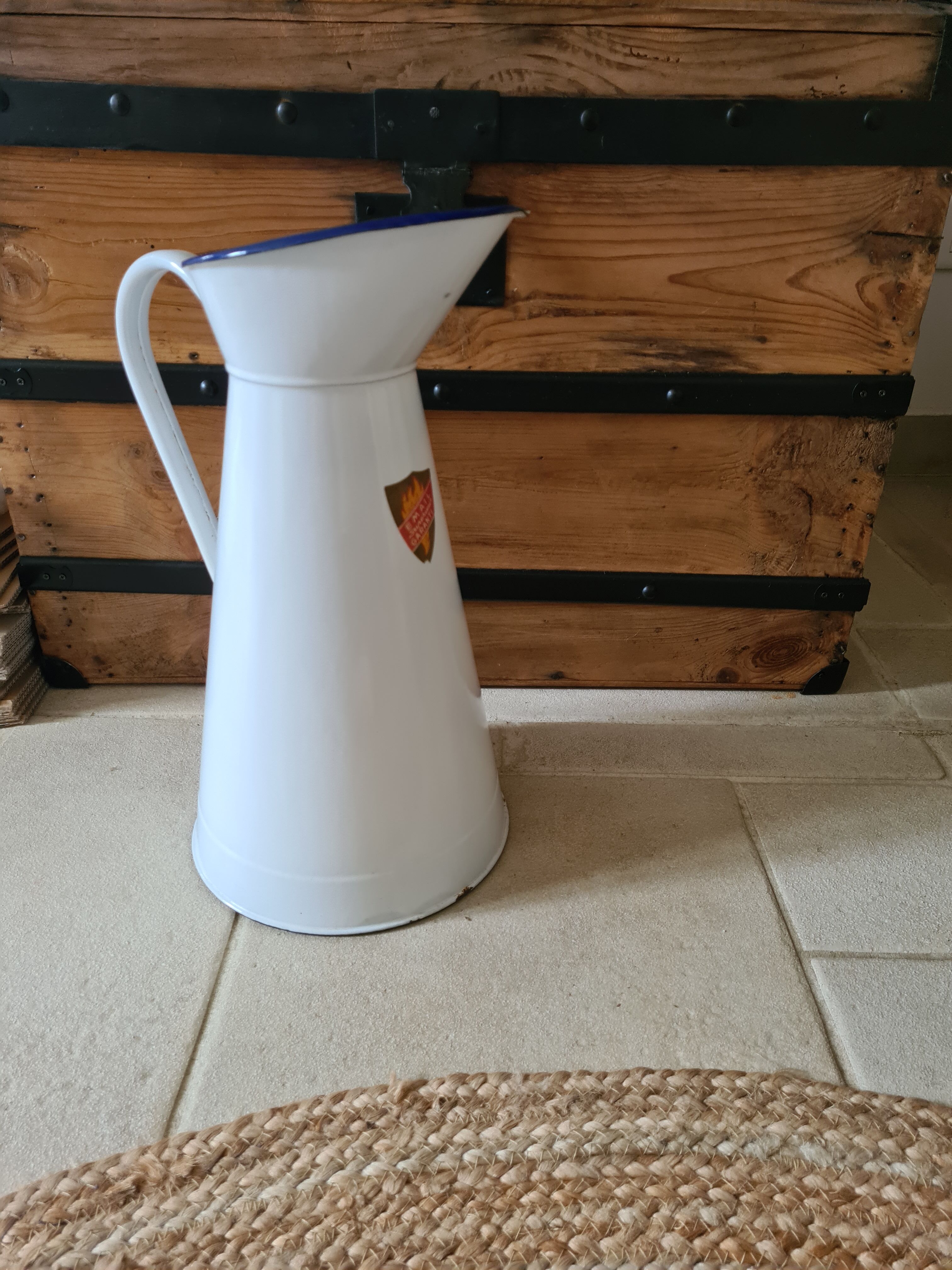 Enamelled sheet metal broc