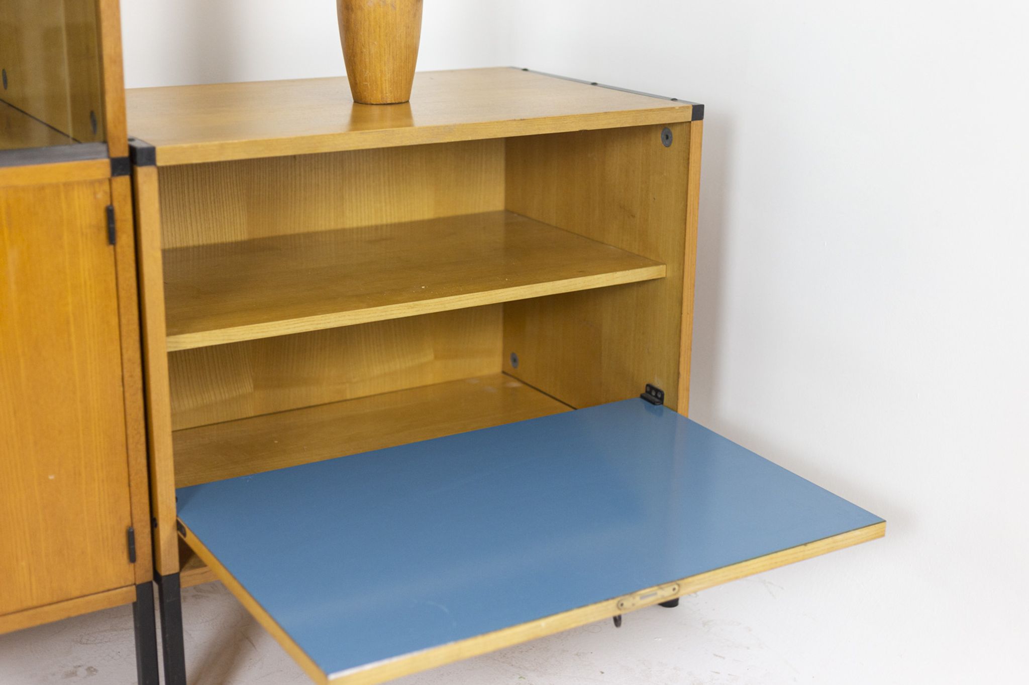 Oak and metal bookcase  design ARP (Motte Guariche Mortier), edition Minvielle 1960