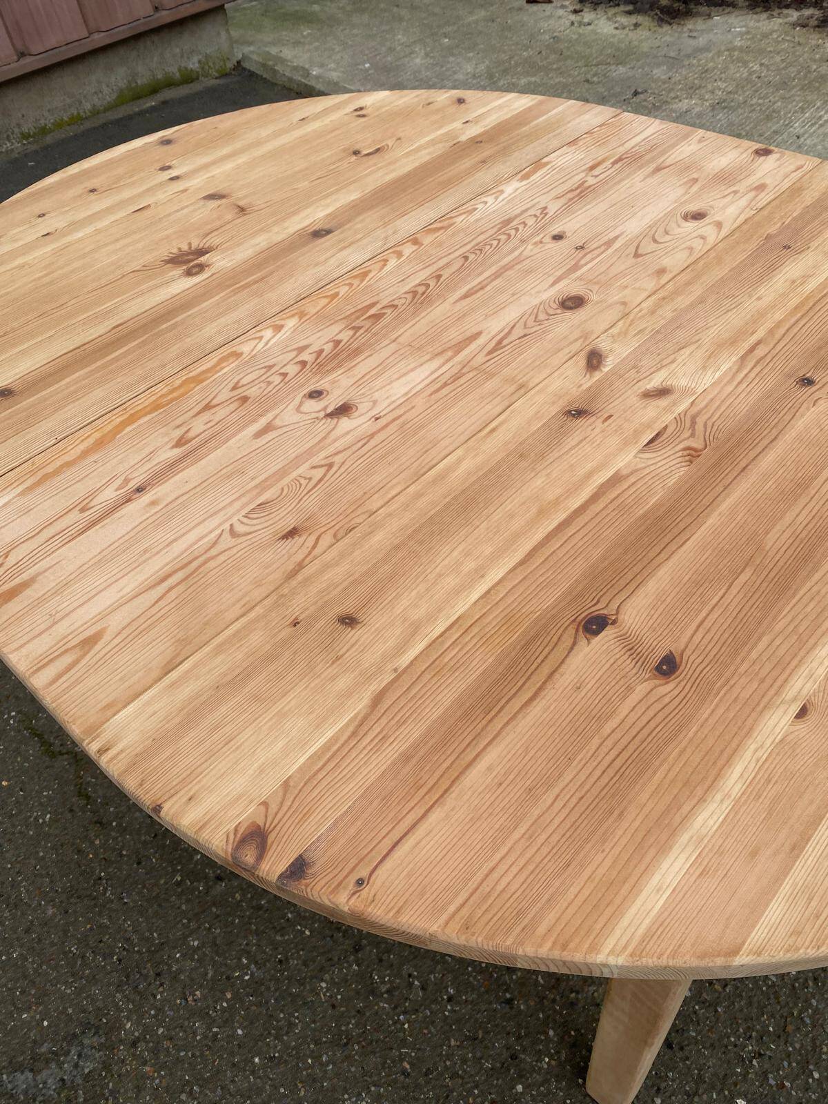Renovated round Scandinavian dining table, extendable, made of solid wood, 110-140cm.