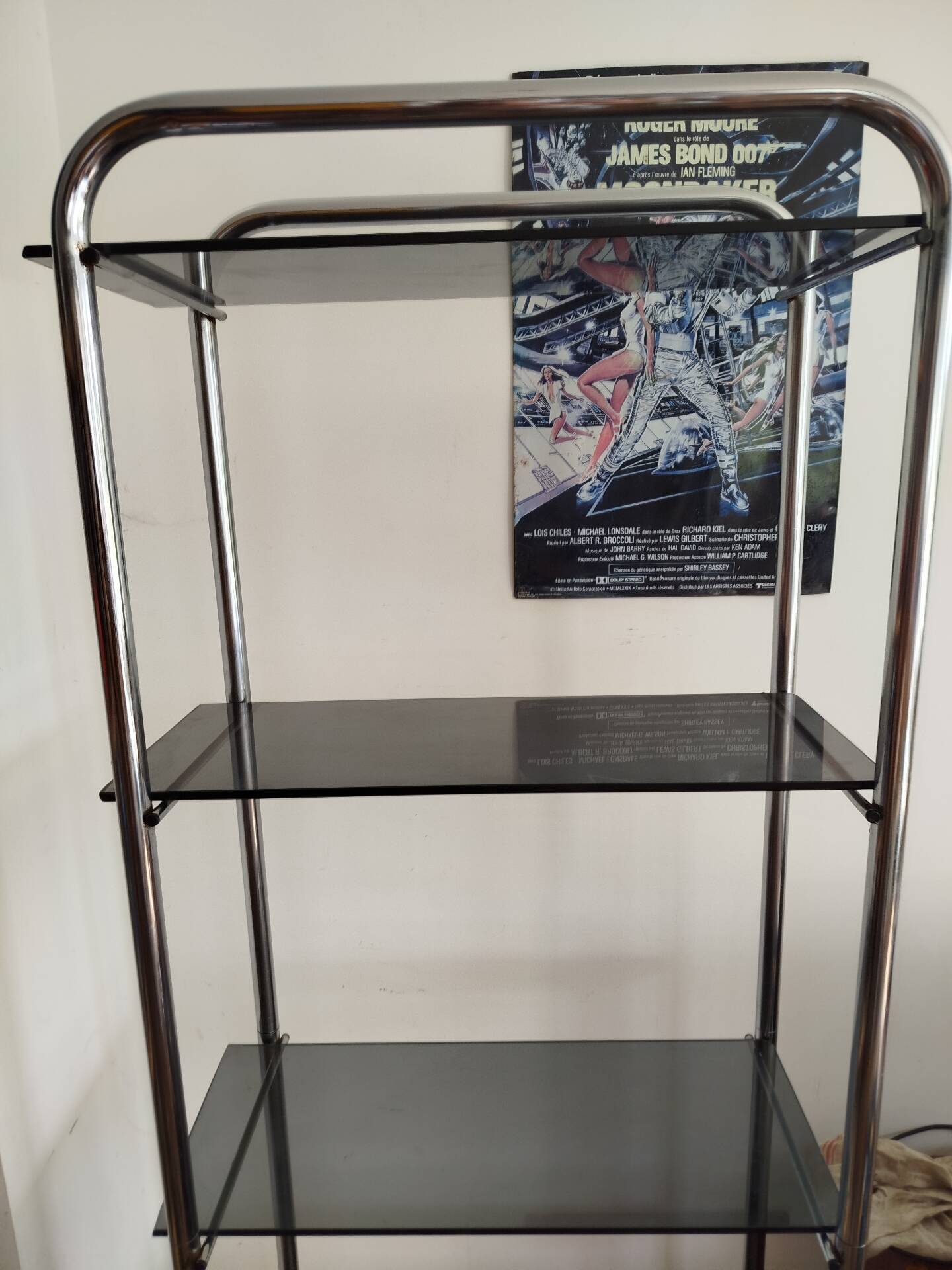Étagère Bauhaus en métal chromé et verre fumé, années 70