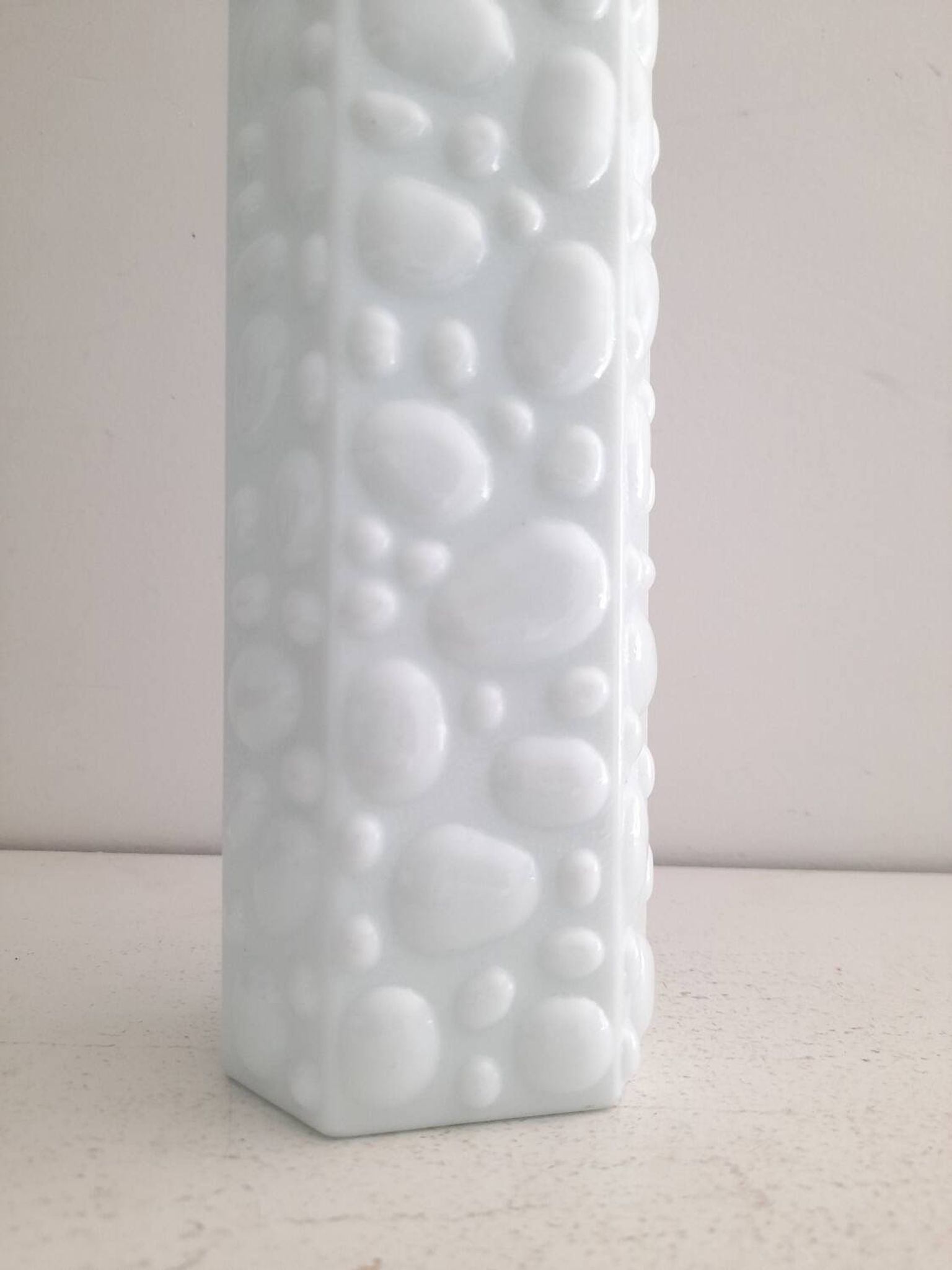 Vase Space Age en verre opalin décoré de bulles